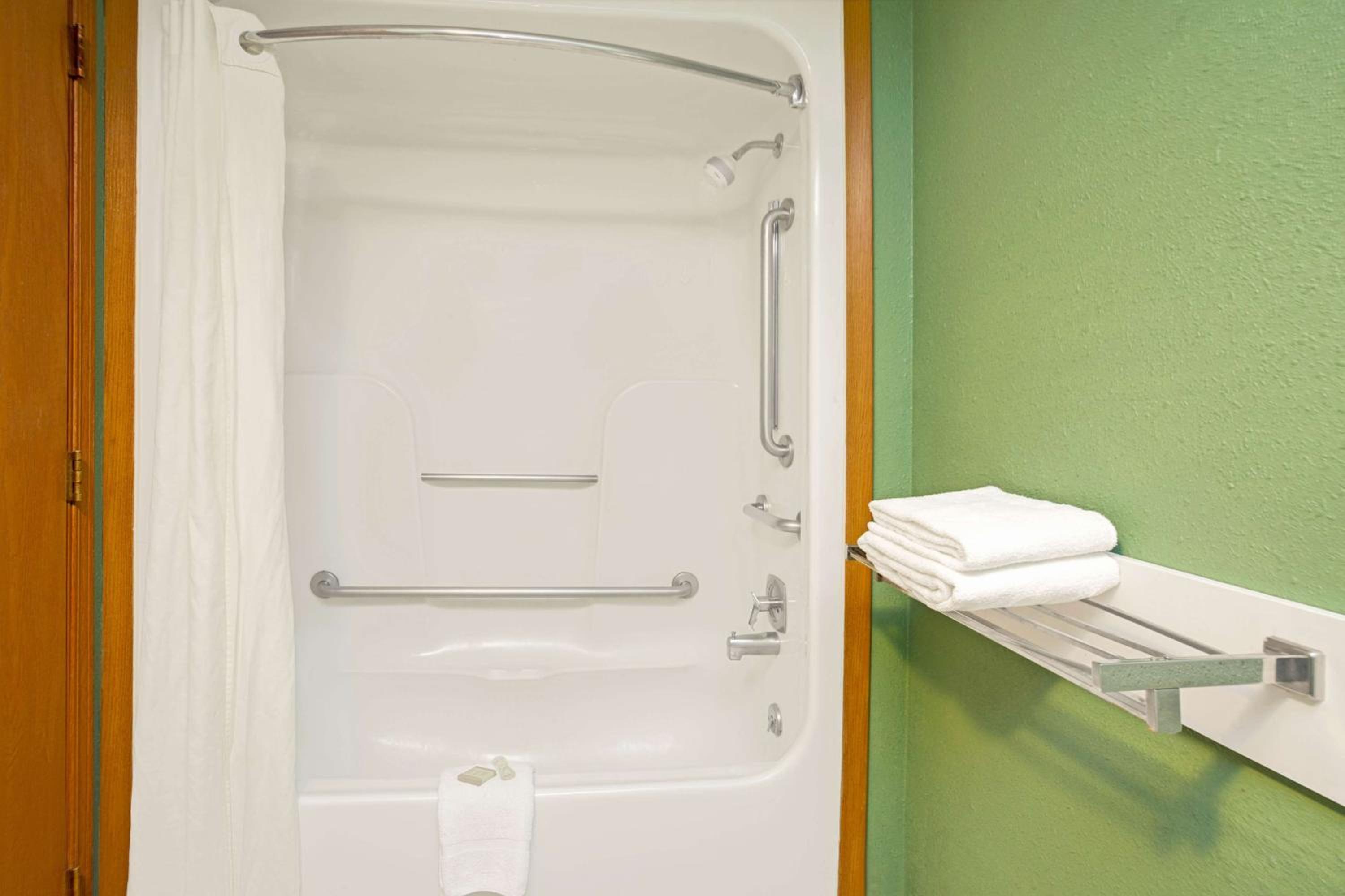 King Room Mobility Access and Bathtub w/ Grab Bars, Non-Smoking - Photo 4
