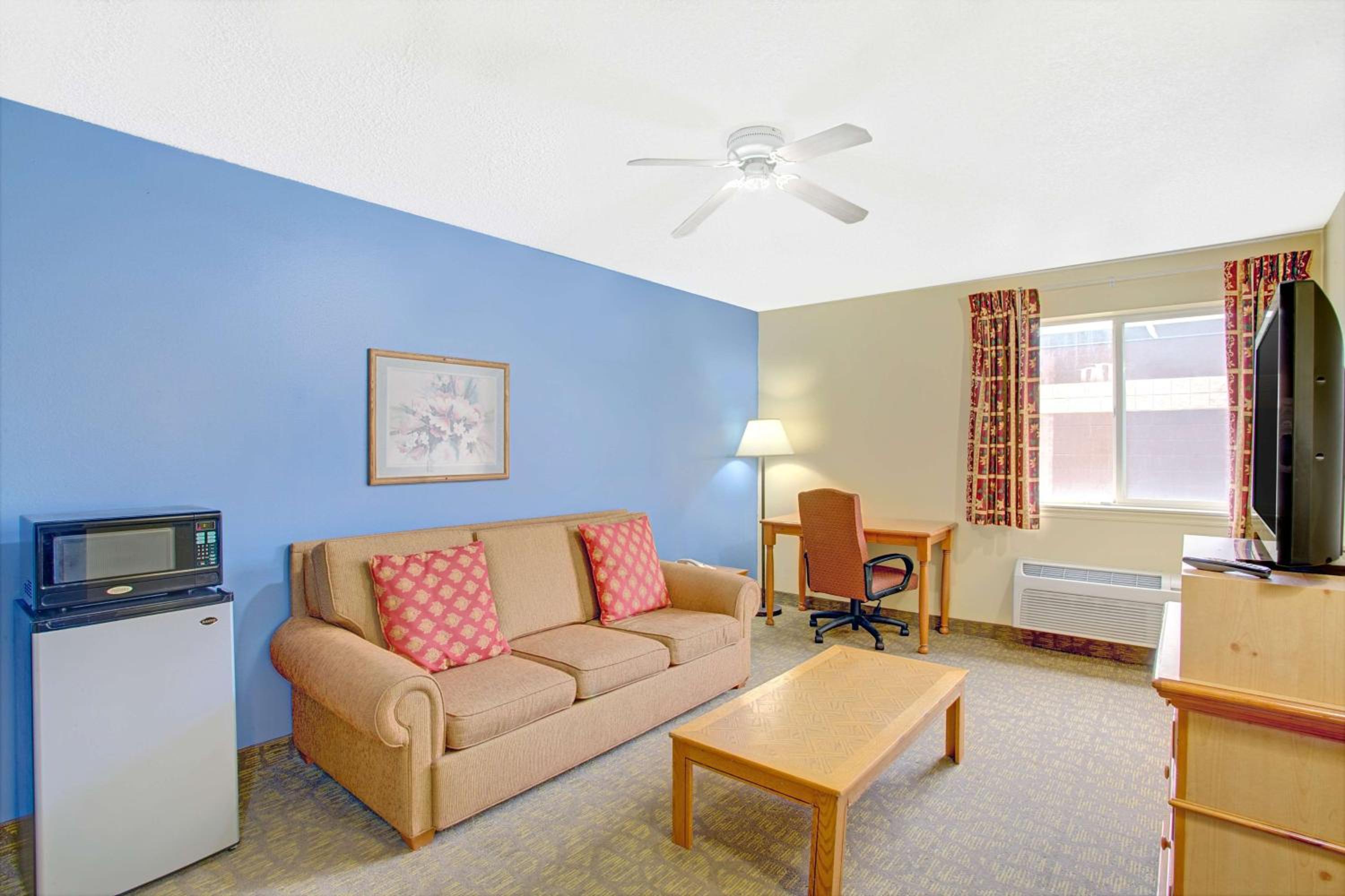 Family Suite with Two Queen Beds - Non-Smoking photo 1