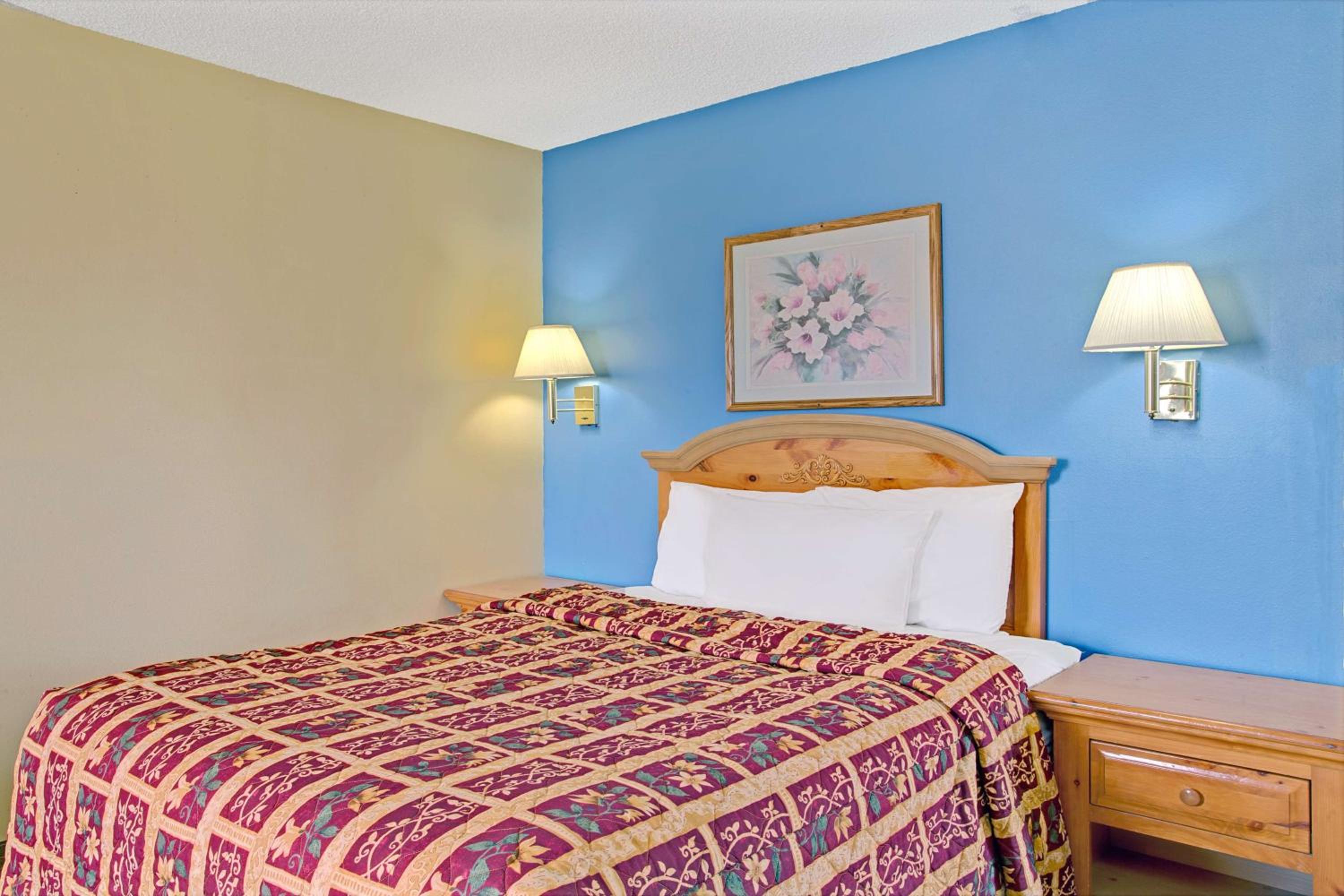 Queen Room with Two Queen Beds - Non-Smoking photo 1
