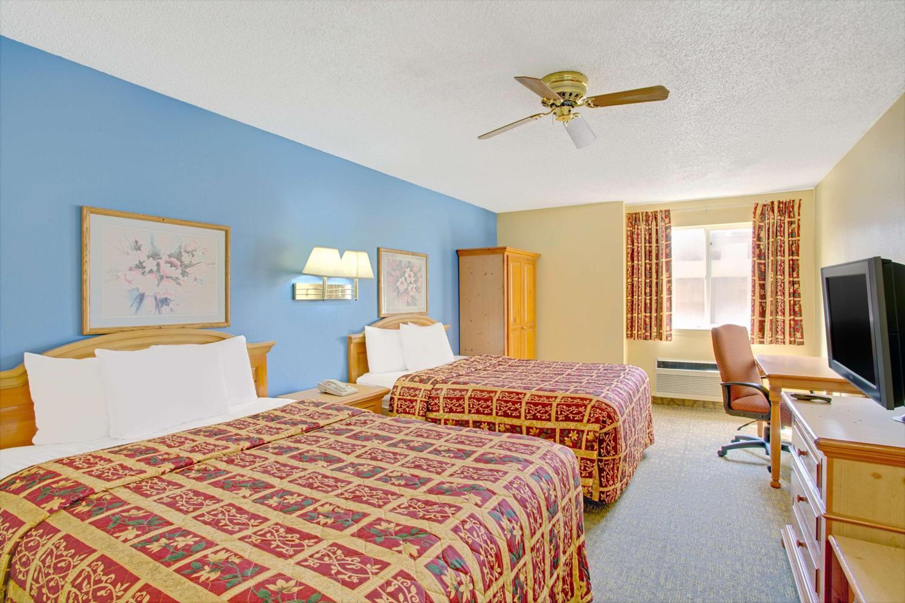 Queen Room with Two Queen Beds - Non-Smoking photo 2