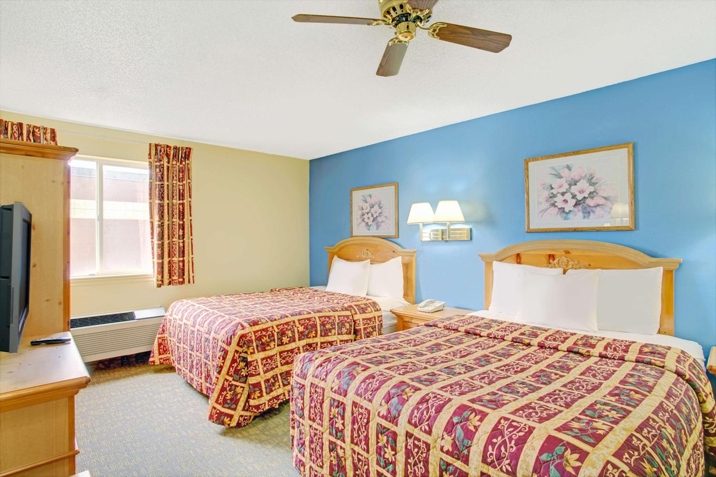Queen Room with Two Queen Beds - Non-Smoking photo 3