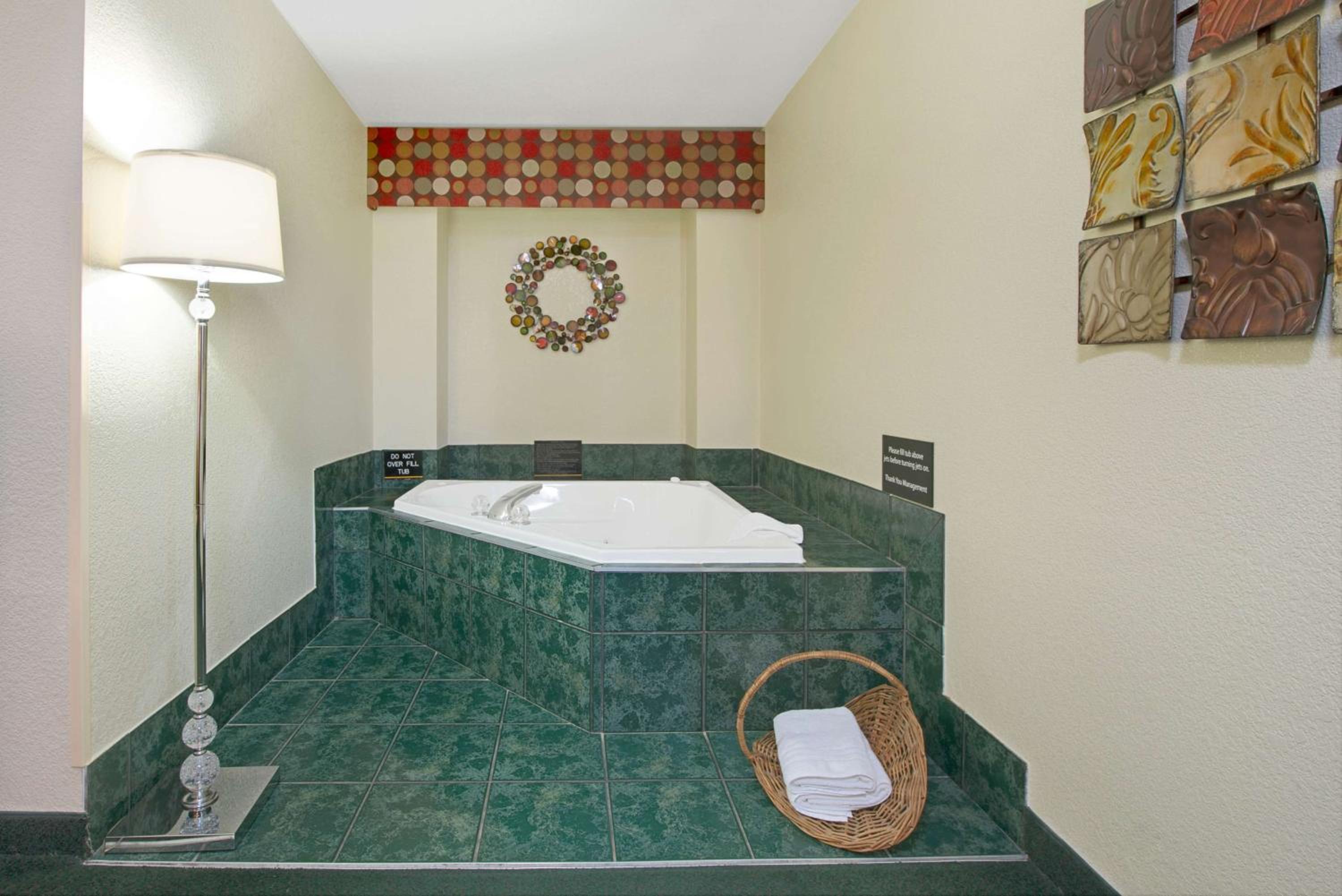 Deluxe King Suite - Non-Smoking - Photo 1