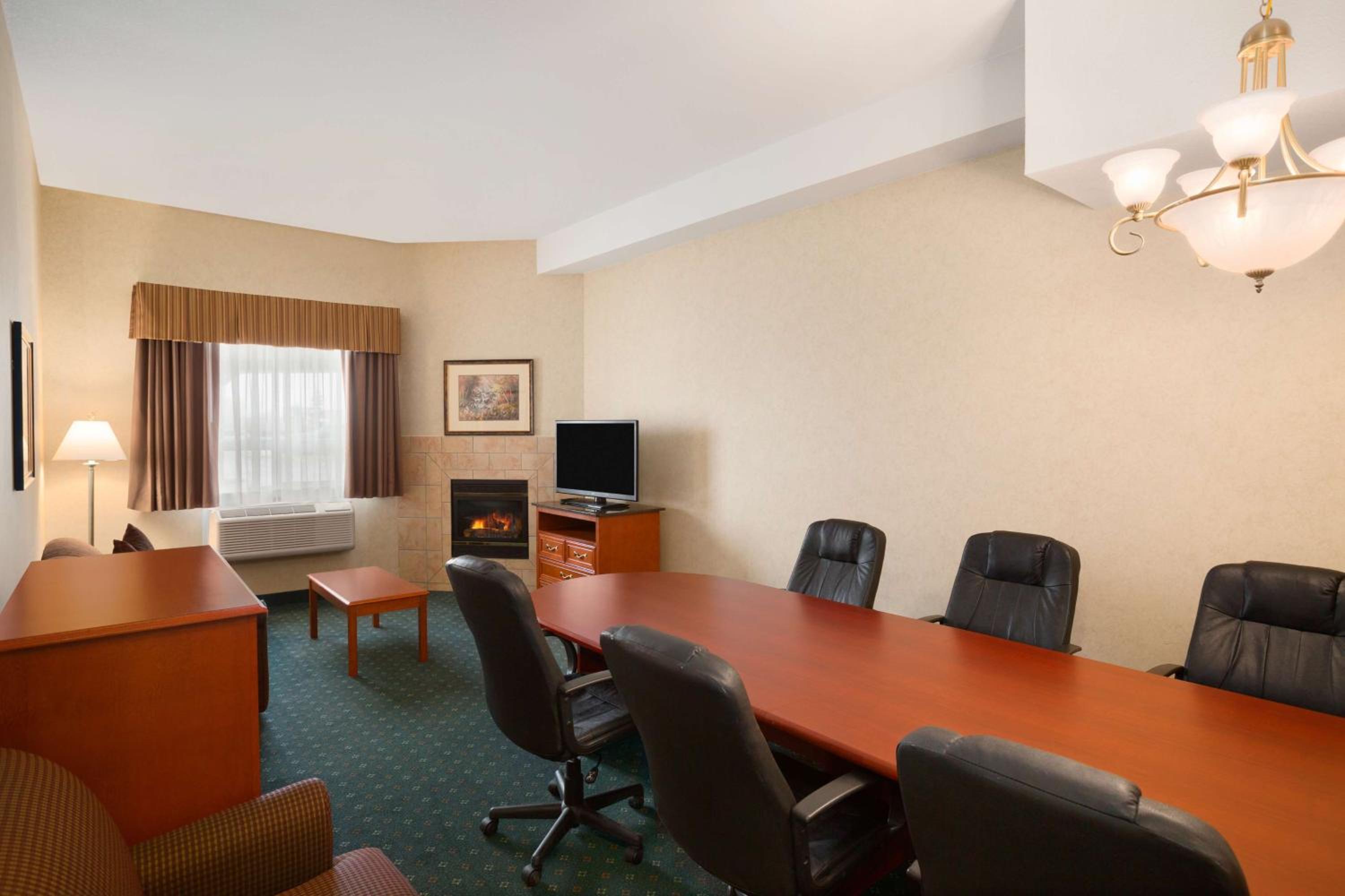 One-Bedroom King Suite - Non-Smoking - Photo 2