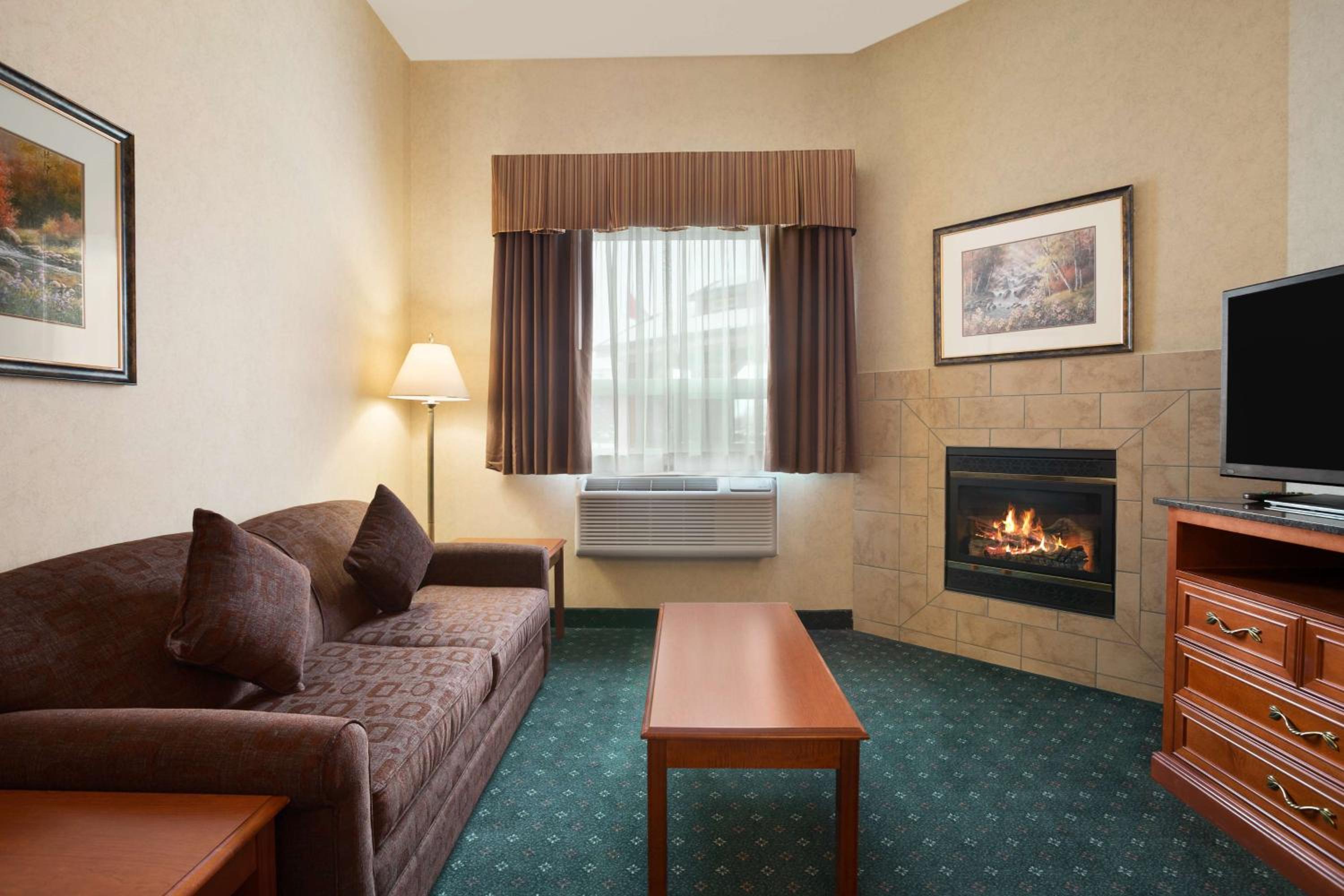 One-Bedroom King Suite - Non-Smoking - Photo 1