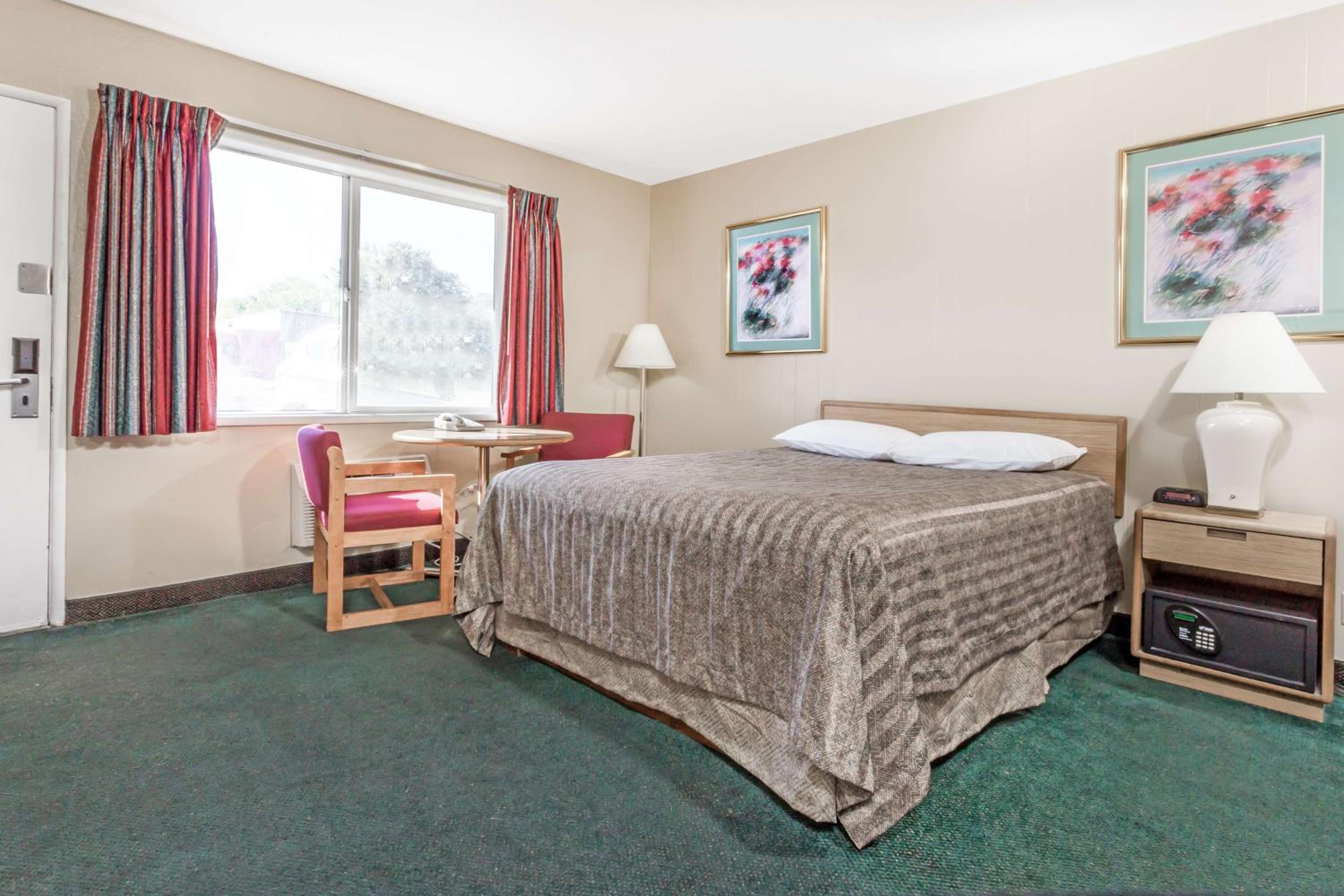 King Room - Disability Access/Non-Smoking - Photo 1