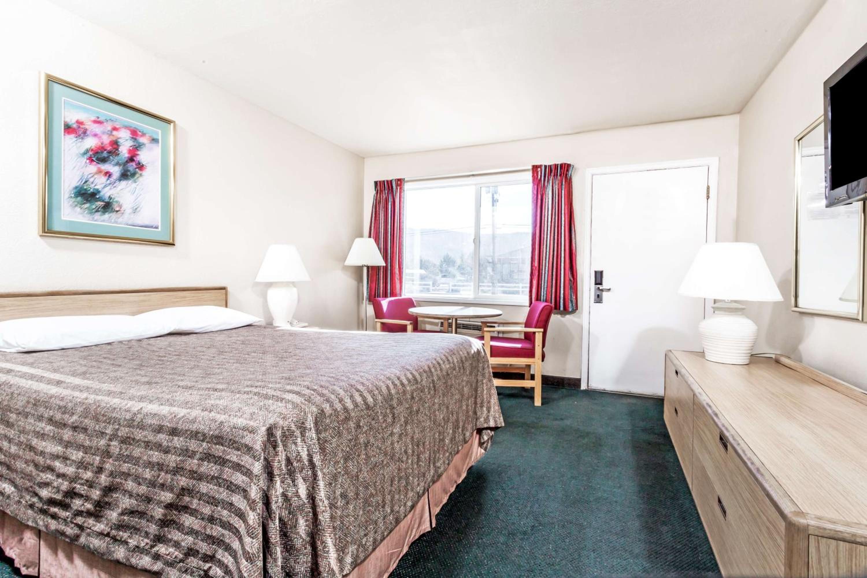 King Room - Non-Smoking - Photo 6