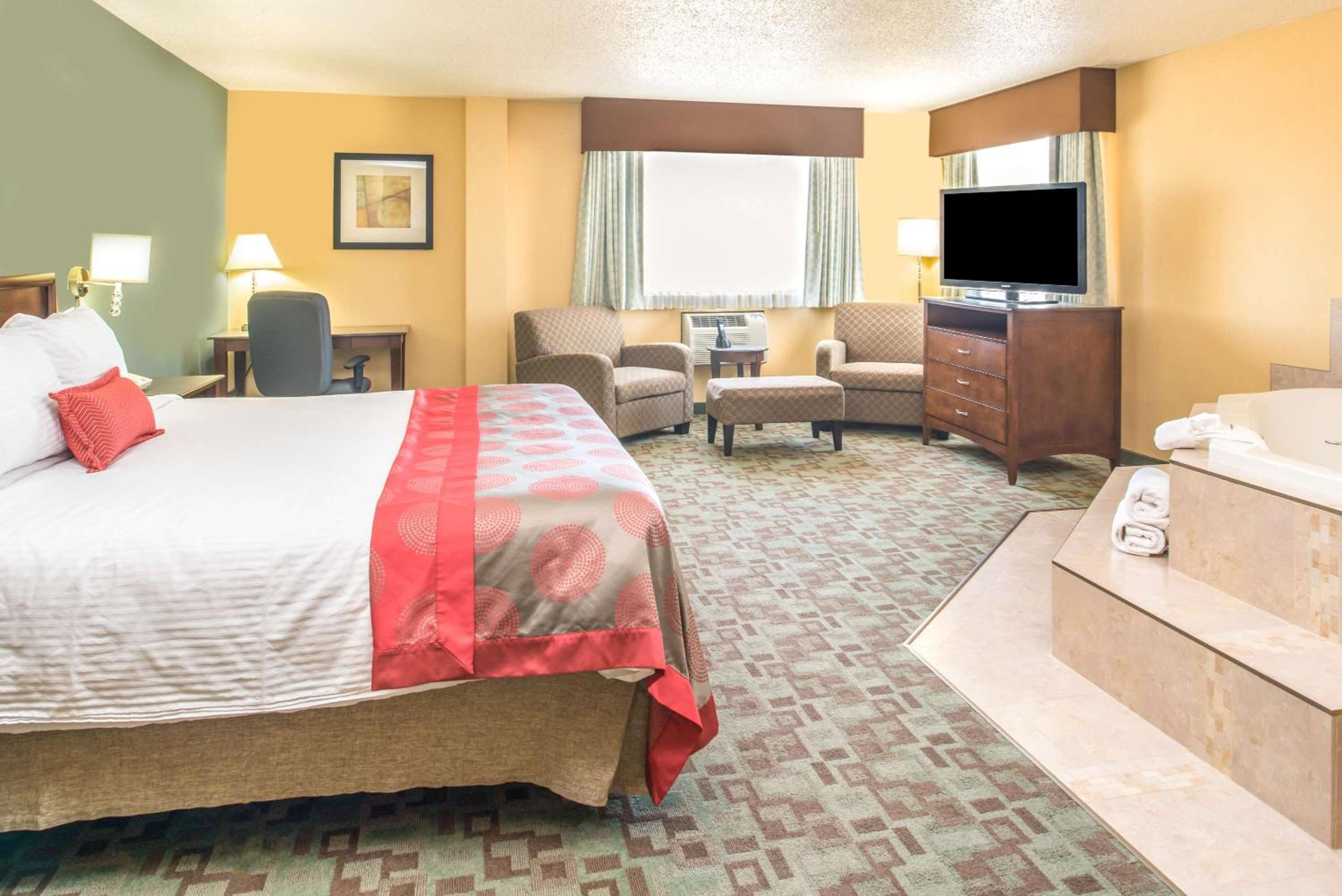 Deluxe King Suite - Upper Floor/Non Smoking