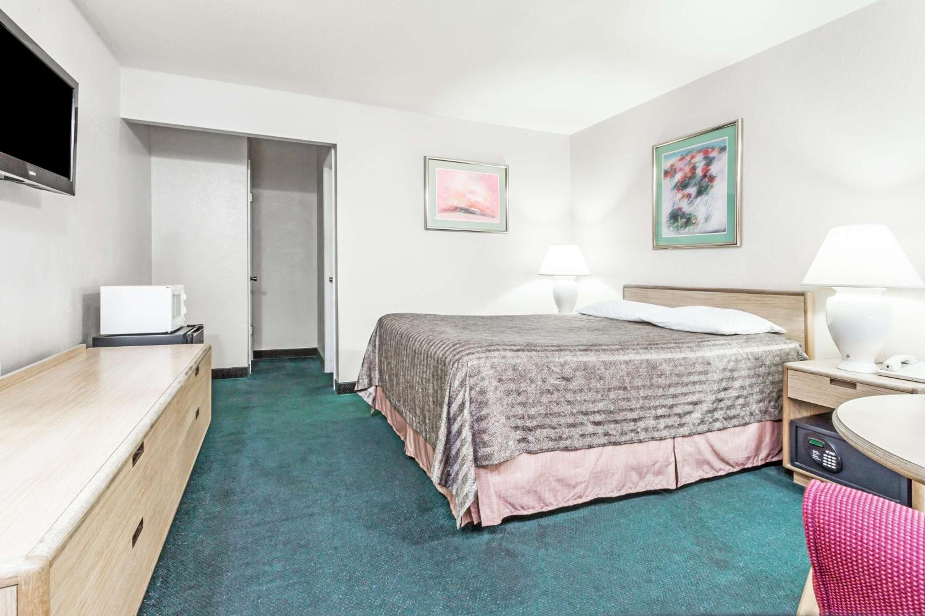 King Room - Non-Smoking - Photo 1