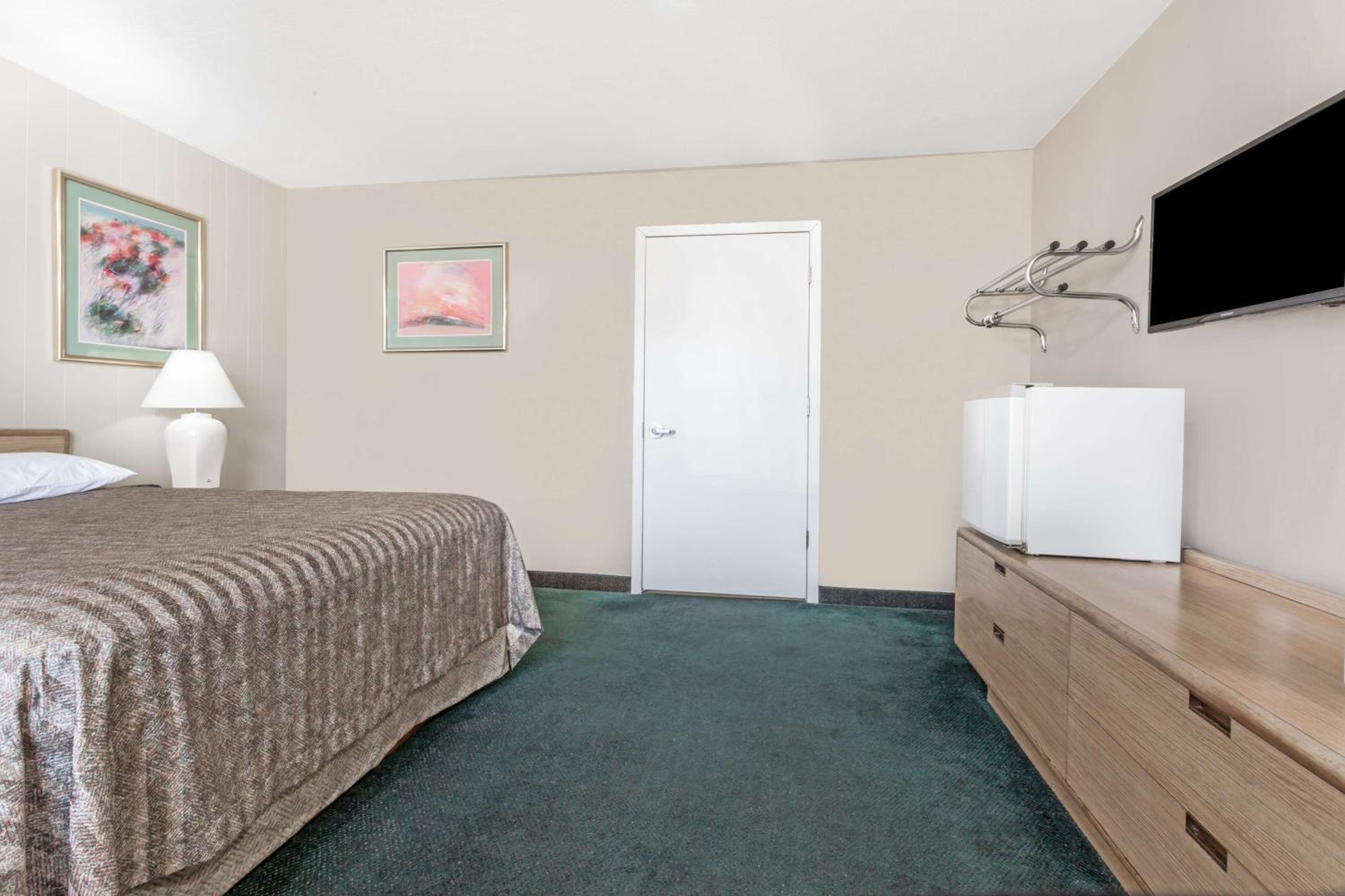 King Room - Non-Smoking - Photo 5