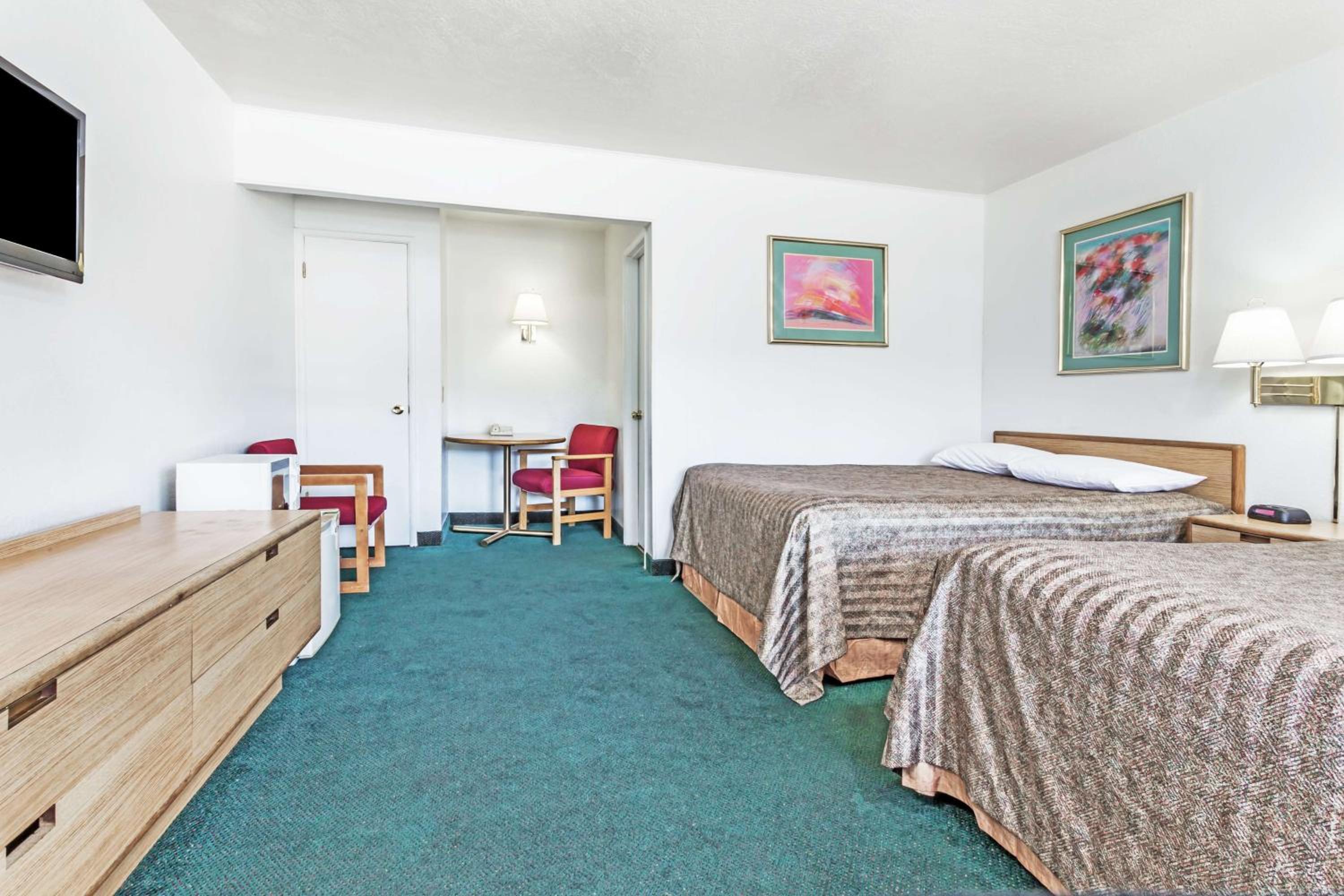 Double Room with Two Double Beds - Non-Smoking - Photo 6