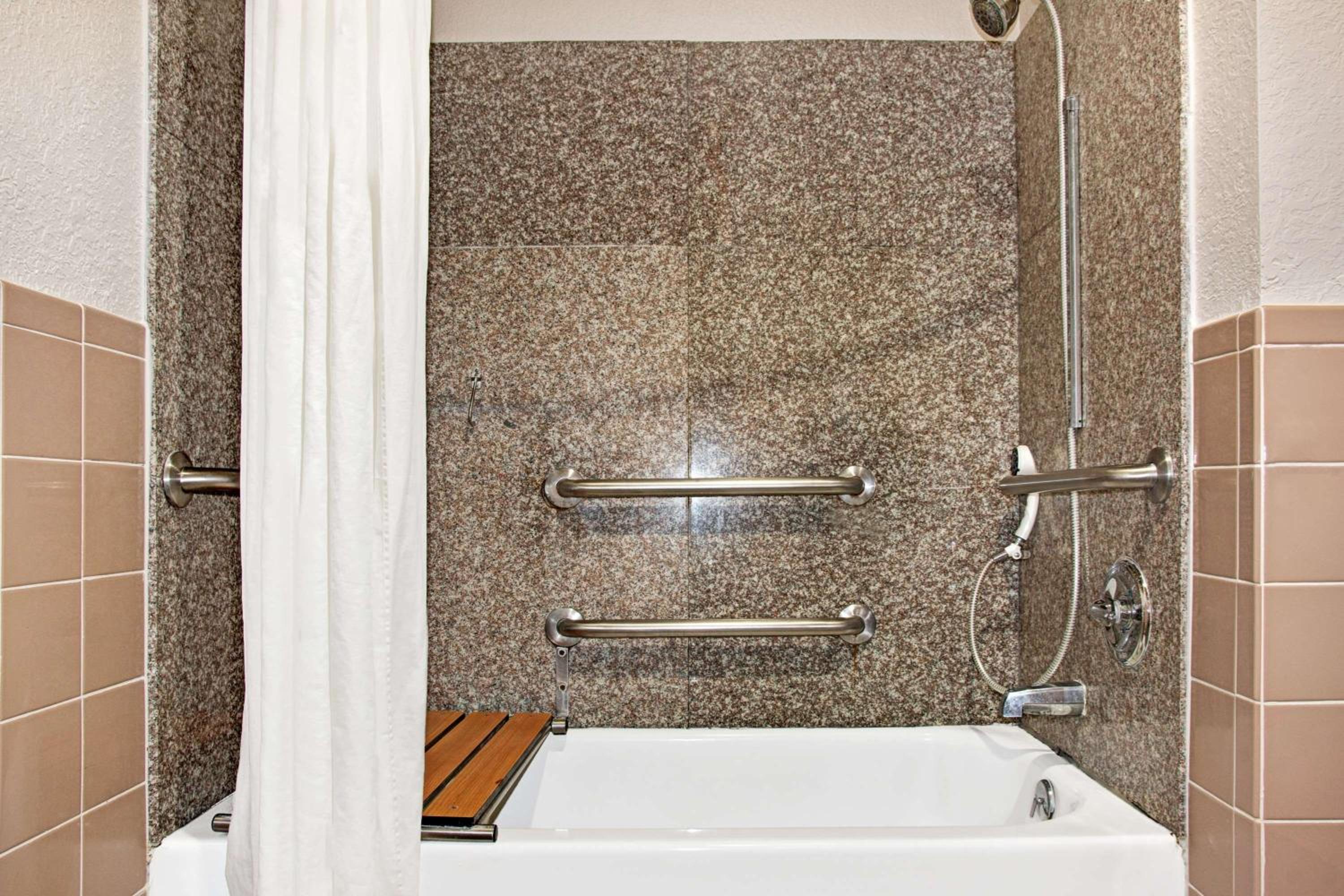 1 Double Bed, Mobility/Hearing Accessible Room, Tub w/ Grab Bars, Non-Smoking - Photo 2