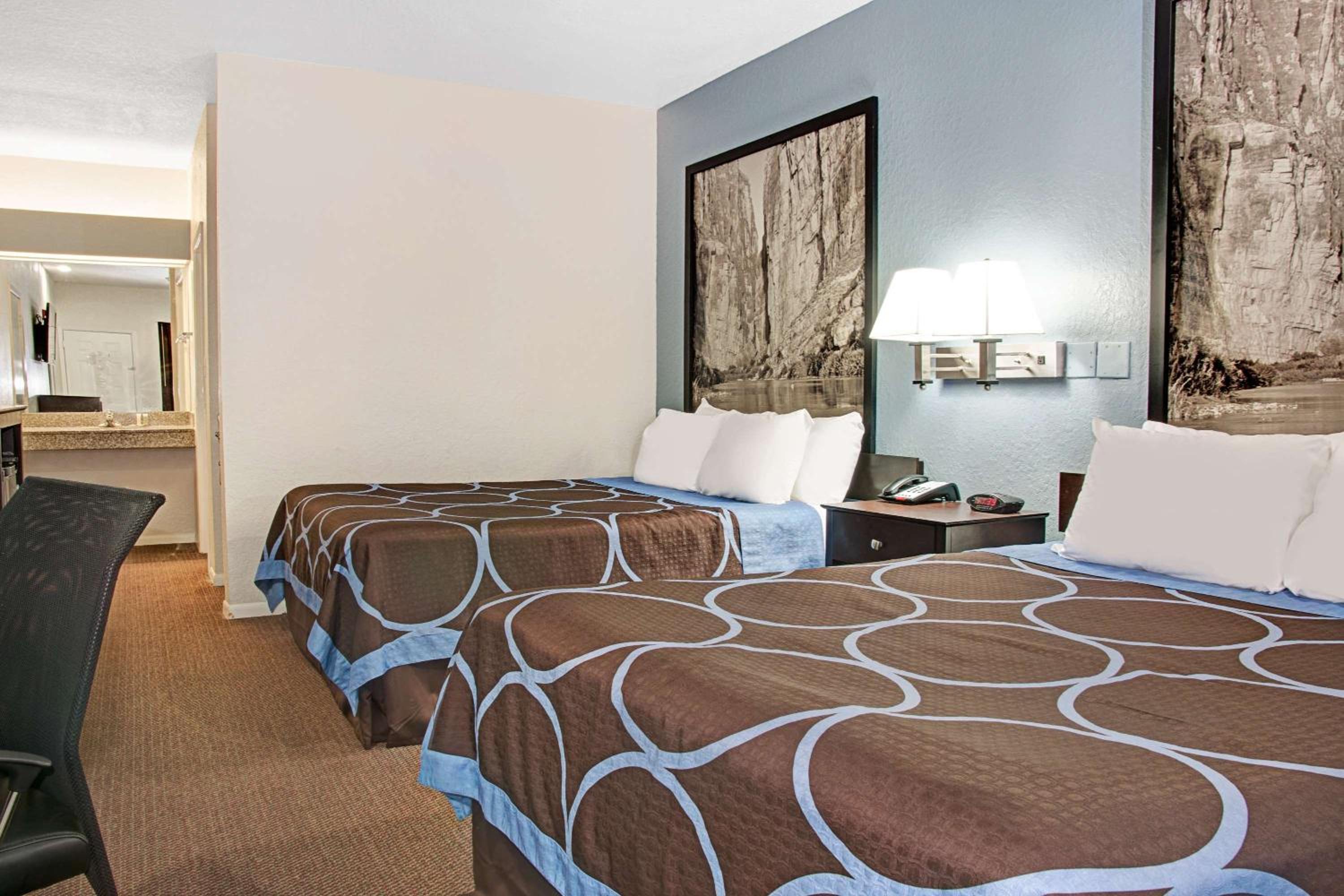 Double Room with Two Double Beds - Non-Smoking - Photo 2