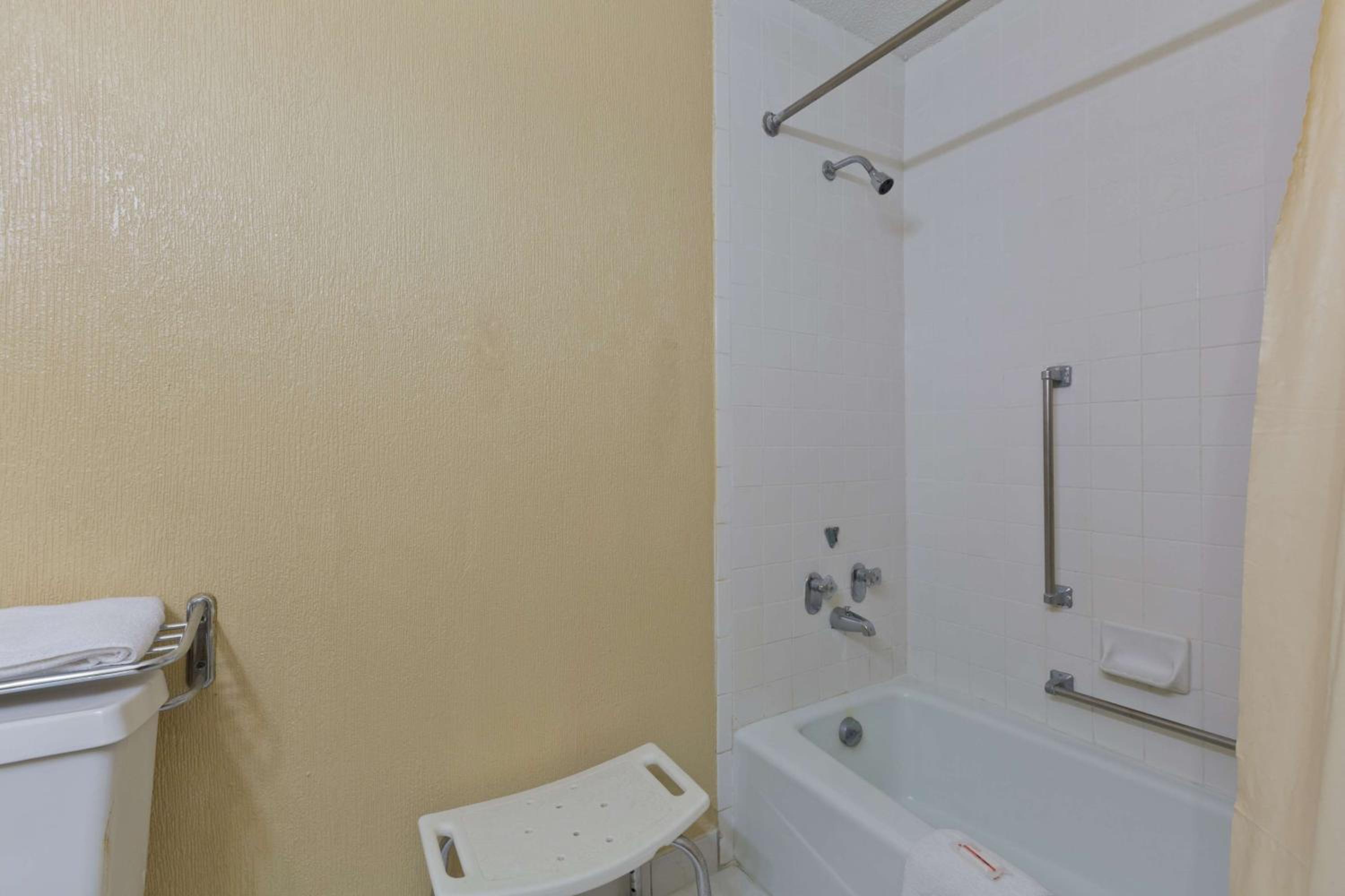 Double Room with Two Double Beds - Non-Smoking - Photo 3