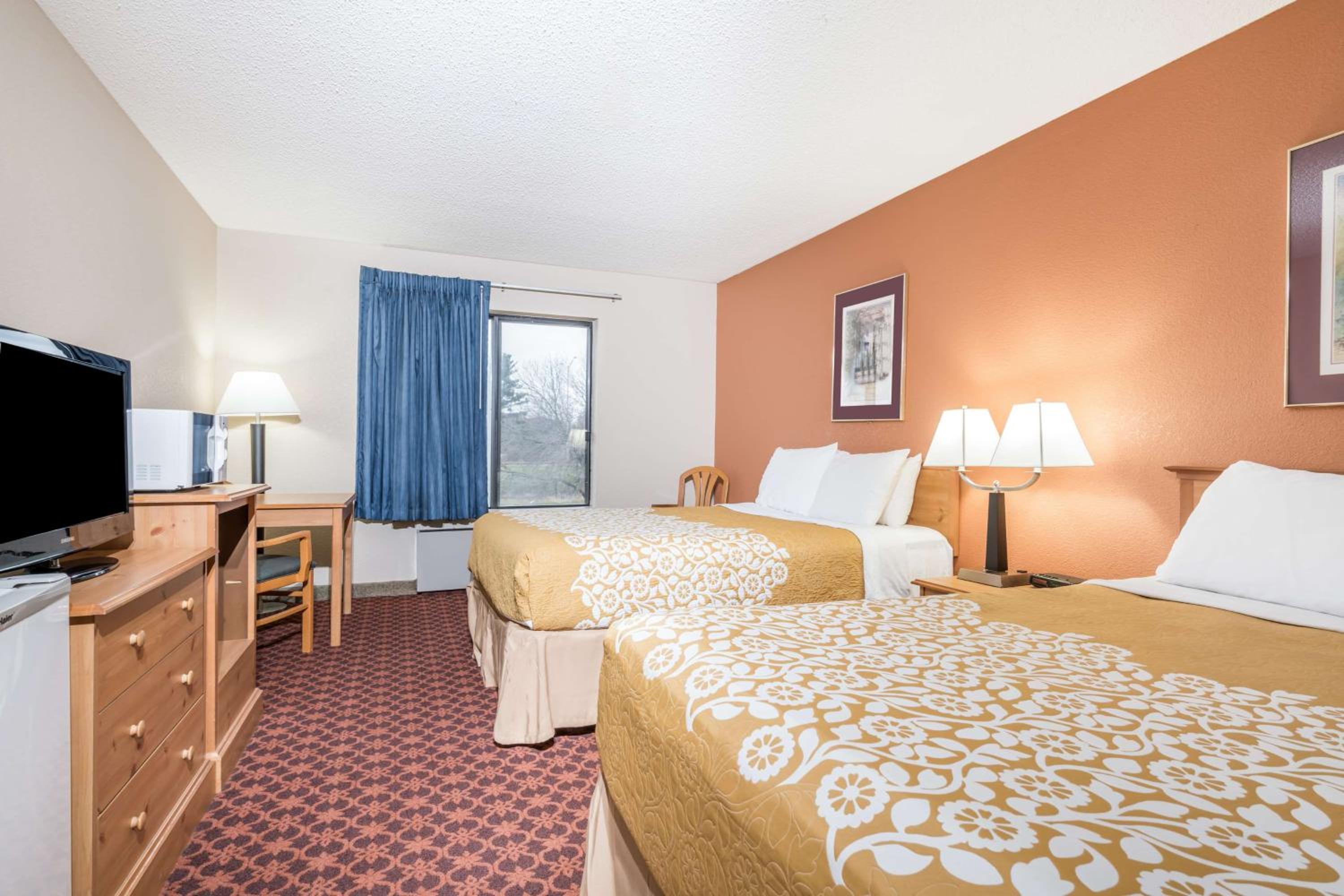 Queen Room with Two Queen Beds - Non-Smoking - Photo 3
