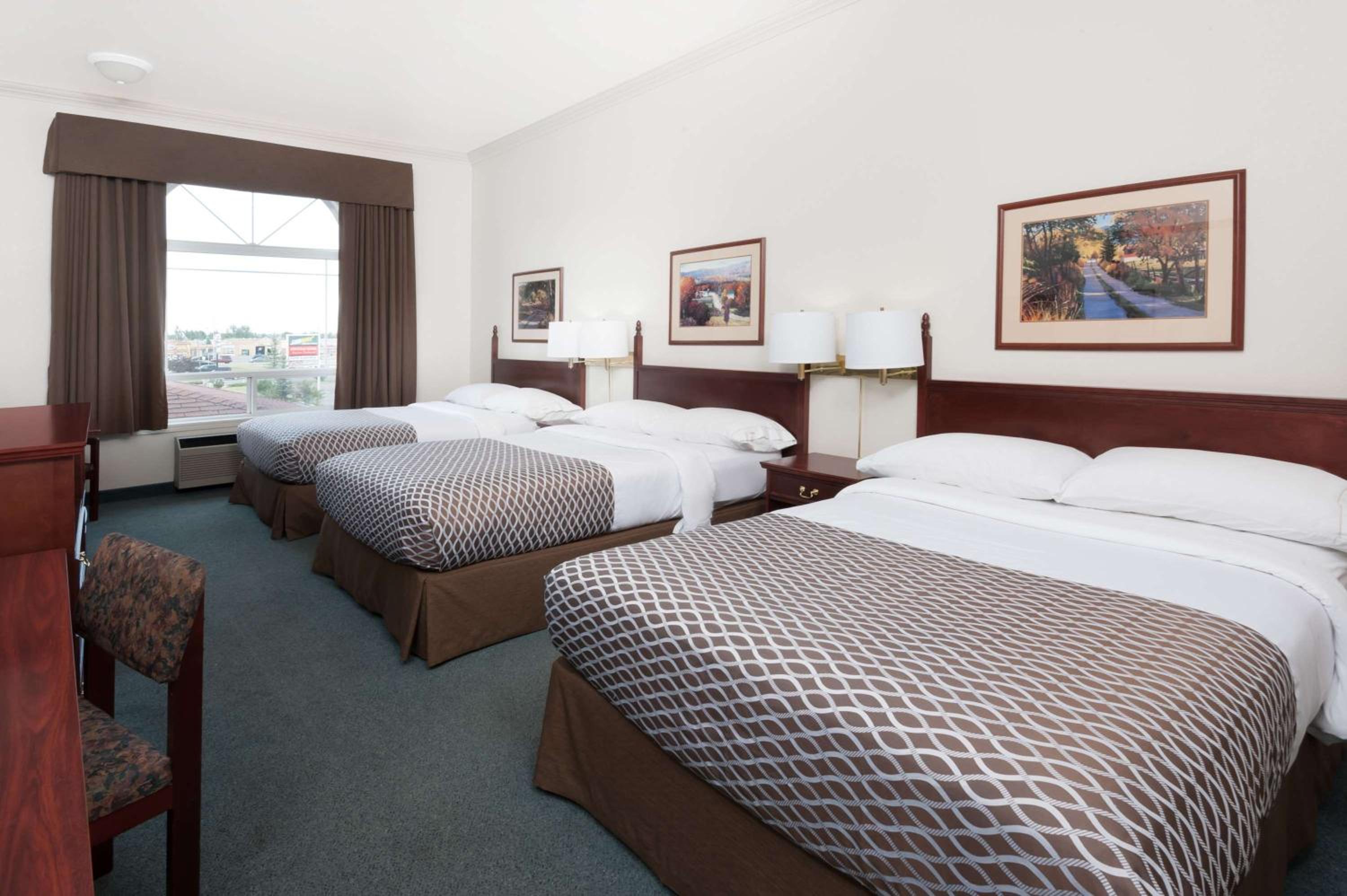 Double Suite with Three Double Beds - Non-Smoking - Photo 1