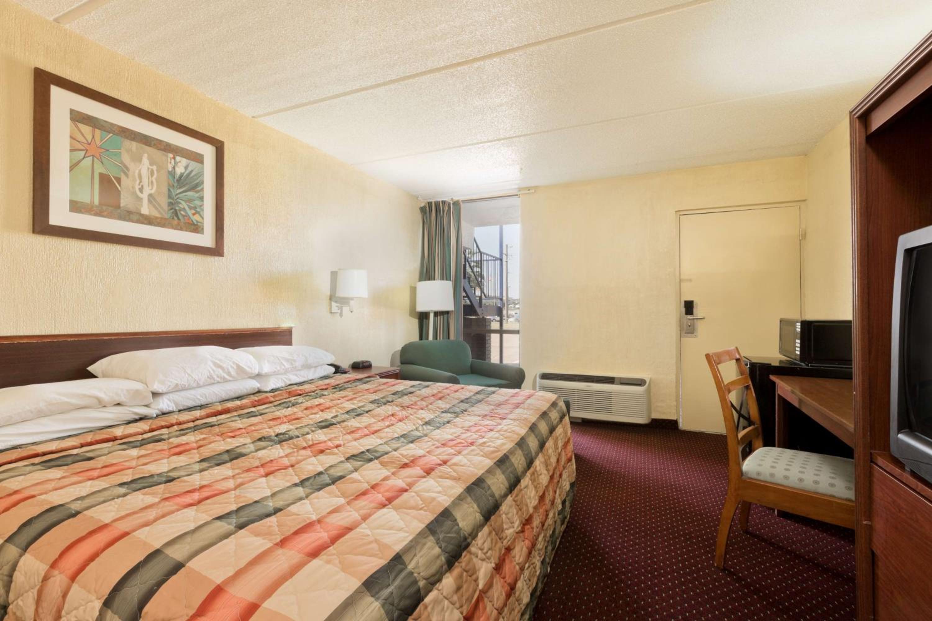 King Room- Non-Smoking - Photo 4