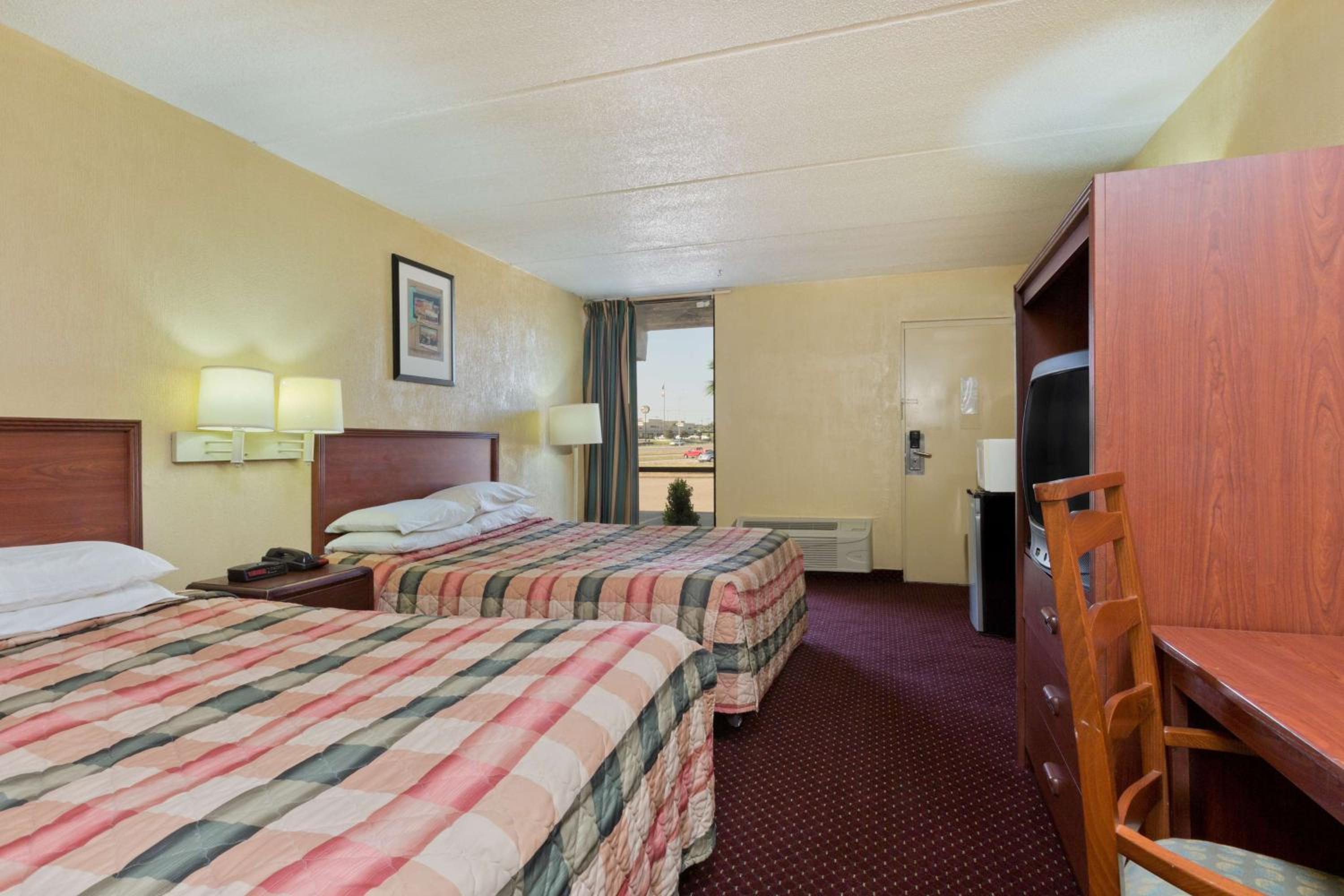 Double Room with Two Double Beds - Non-Smoking - Photo 2