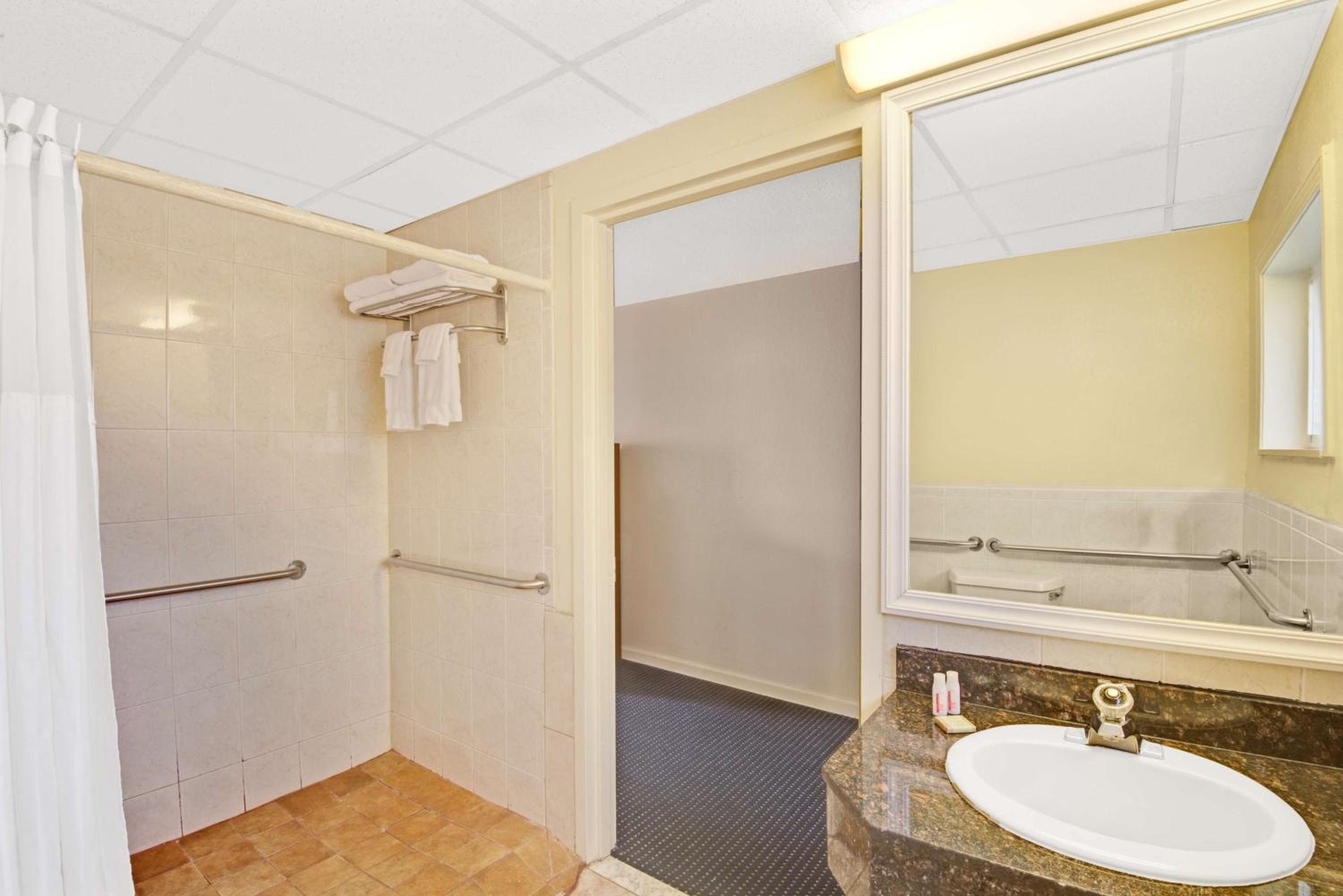 King Room - Disability Access - Non-Smoking - Photo 9