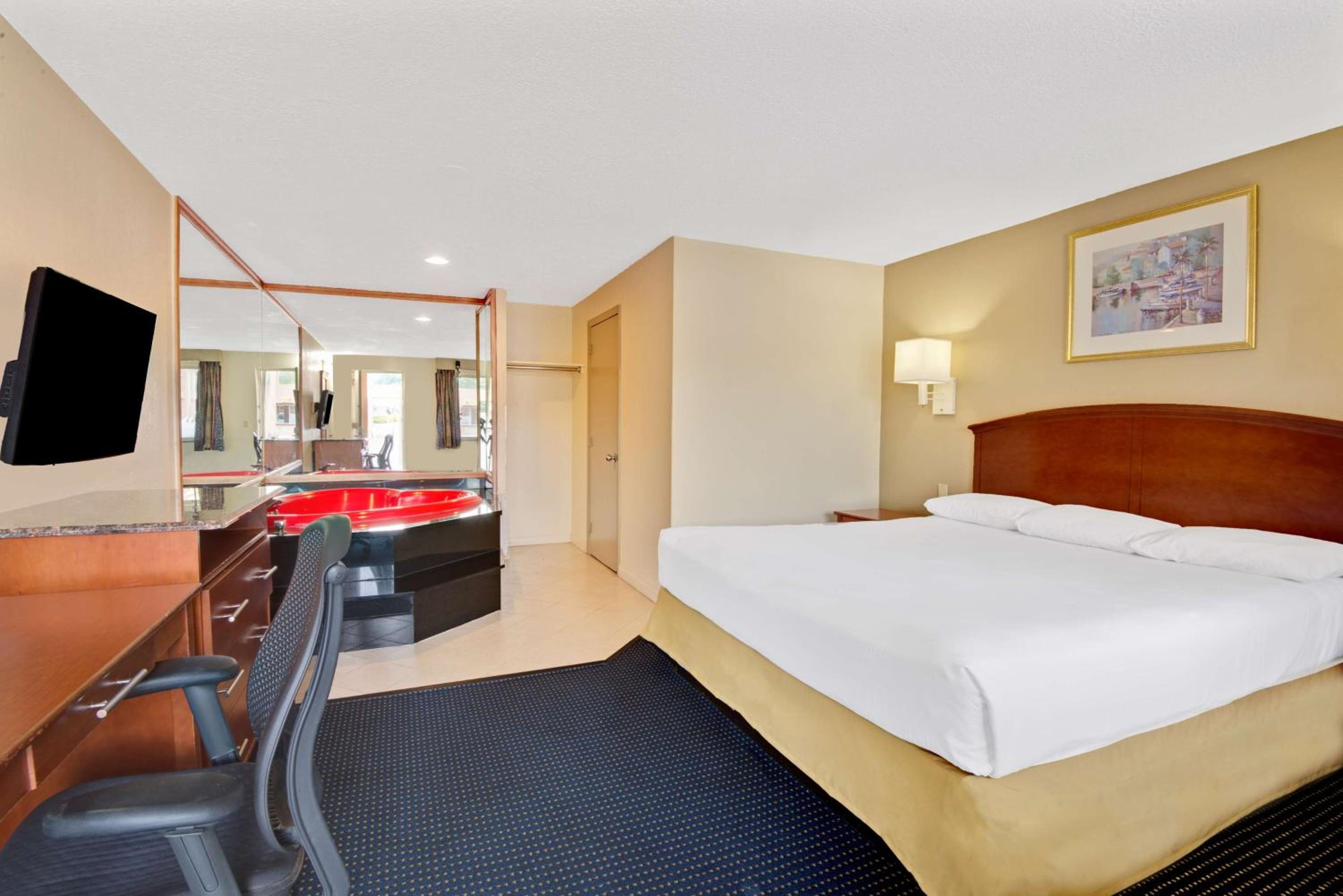 Studio Suite with a King Bed, Smoking - Photo 2