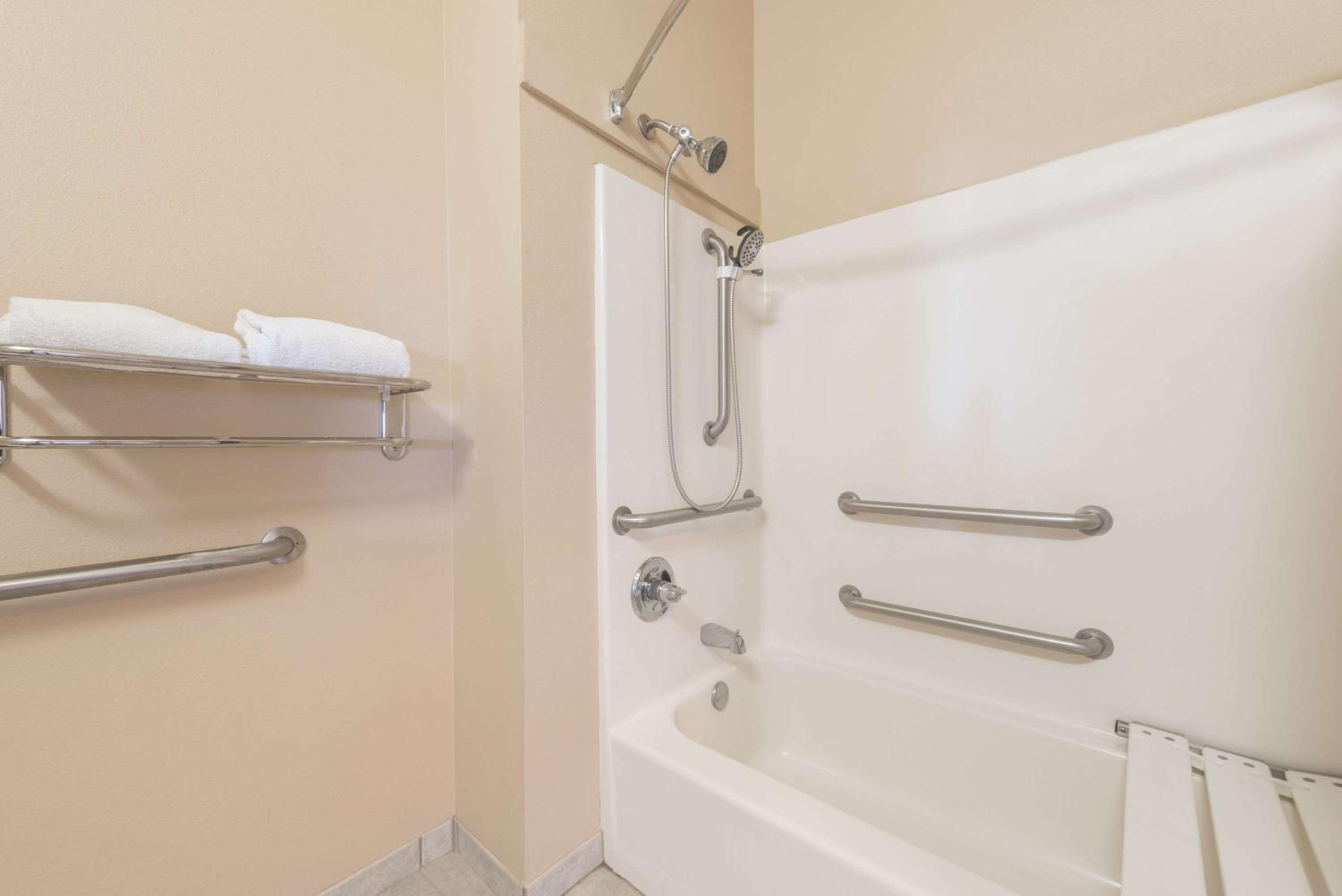 Deluxe King Room with Bath Tub - Mobility/Hearing Accessible - Non-Smoking - Photo 2