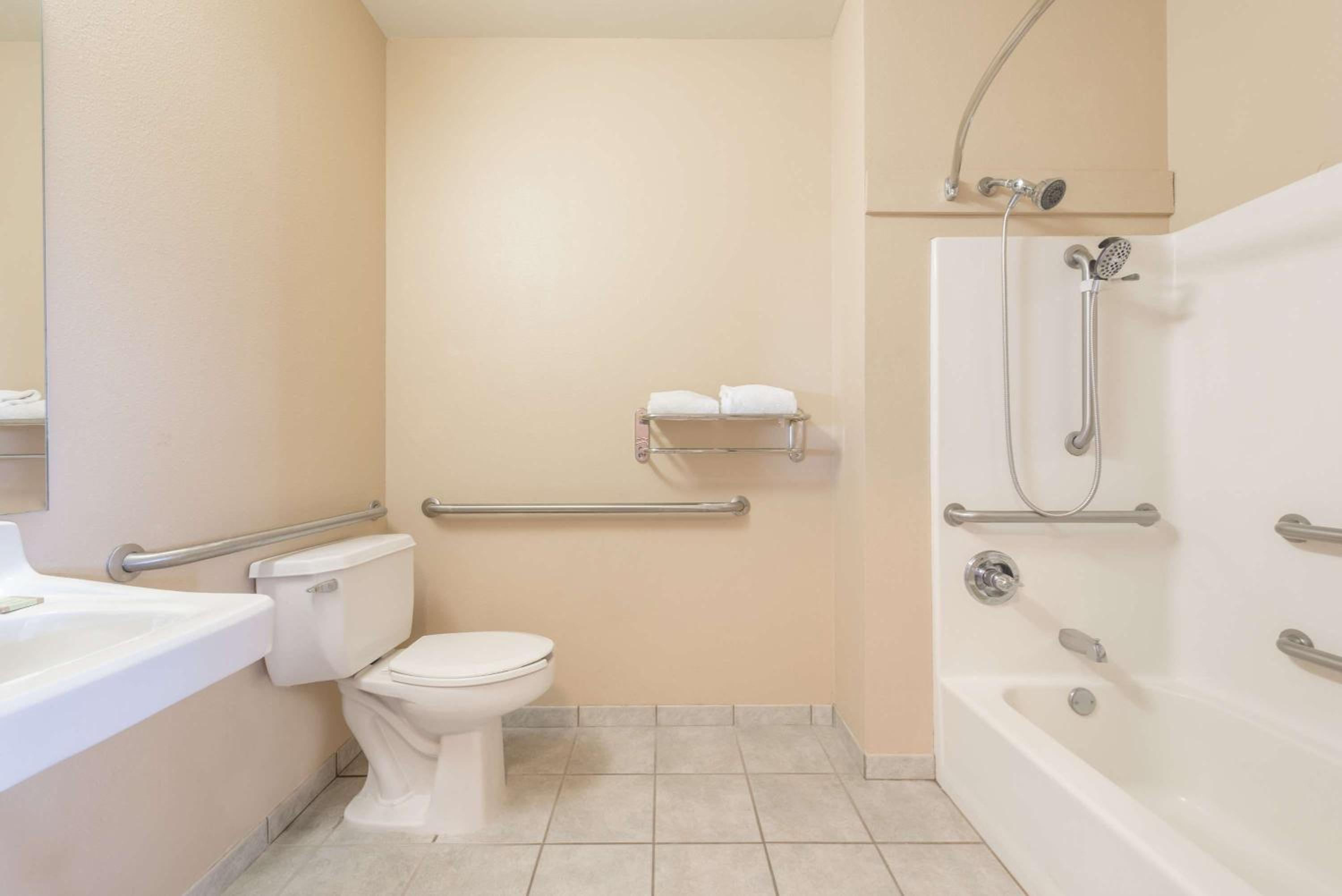 King Room with Roll-In Shower - Mobility/Hearing Accessible - Non-Smoking - Photo 3