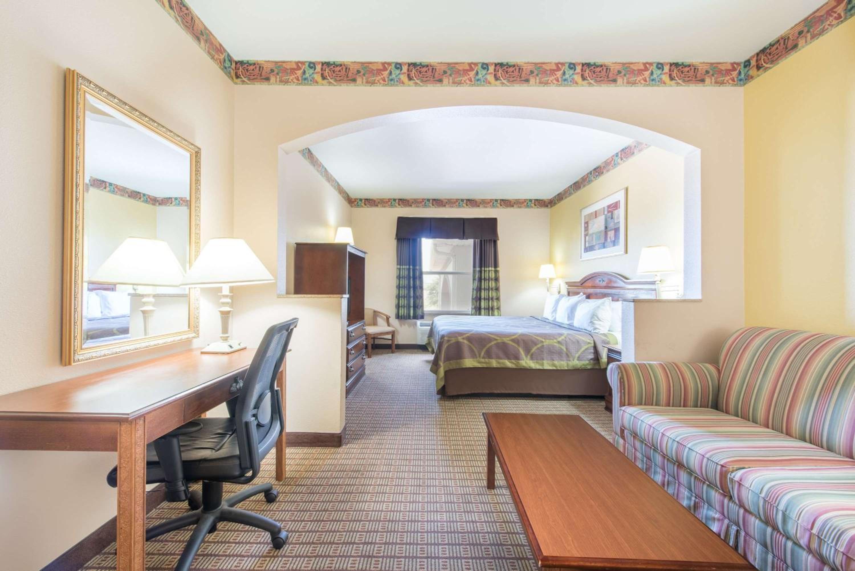 King Suite - Non-Smoking - Photo 1
