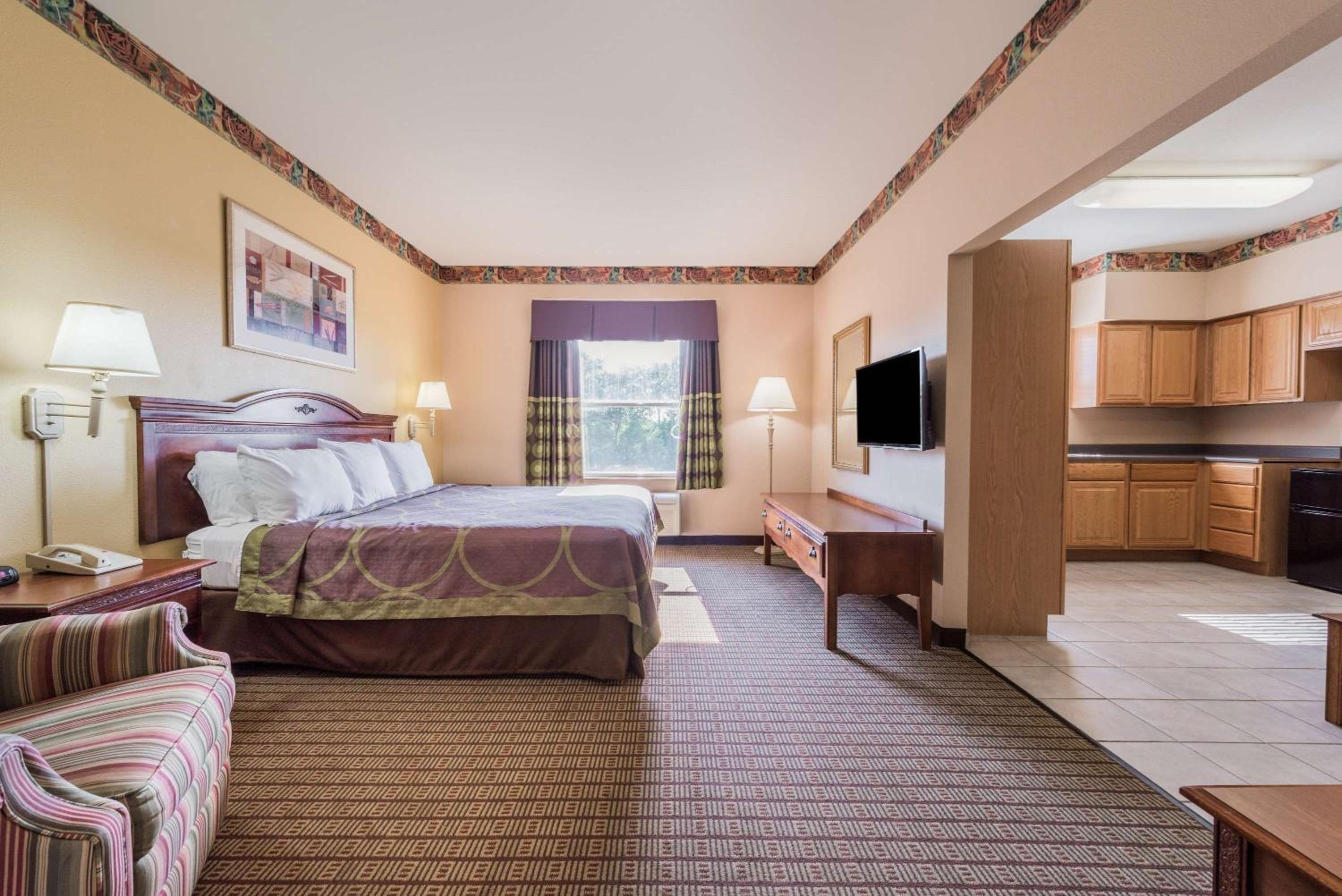 King Suite - Non-Smoking - Photo 2