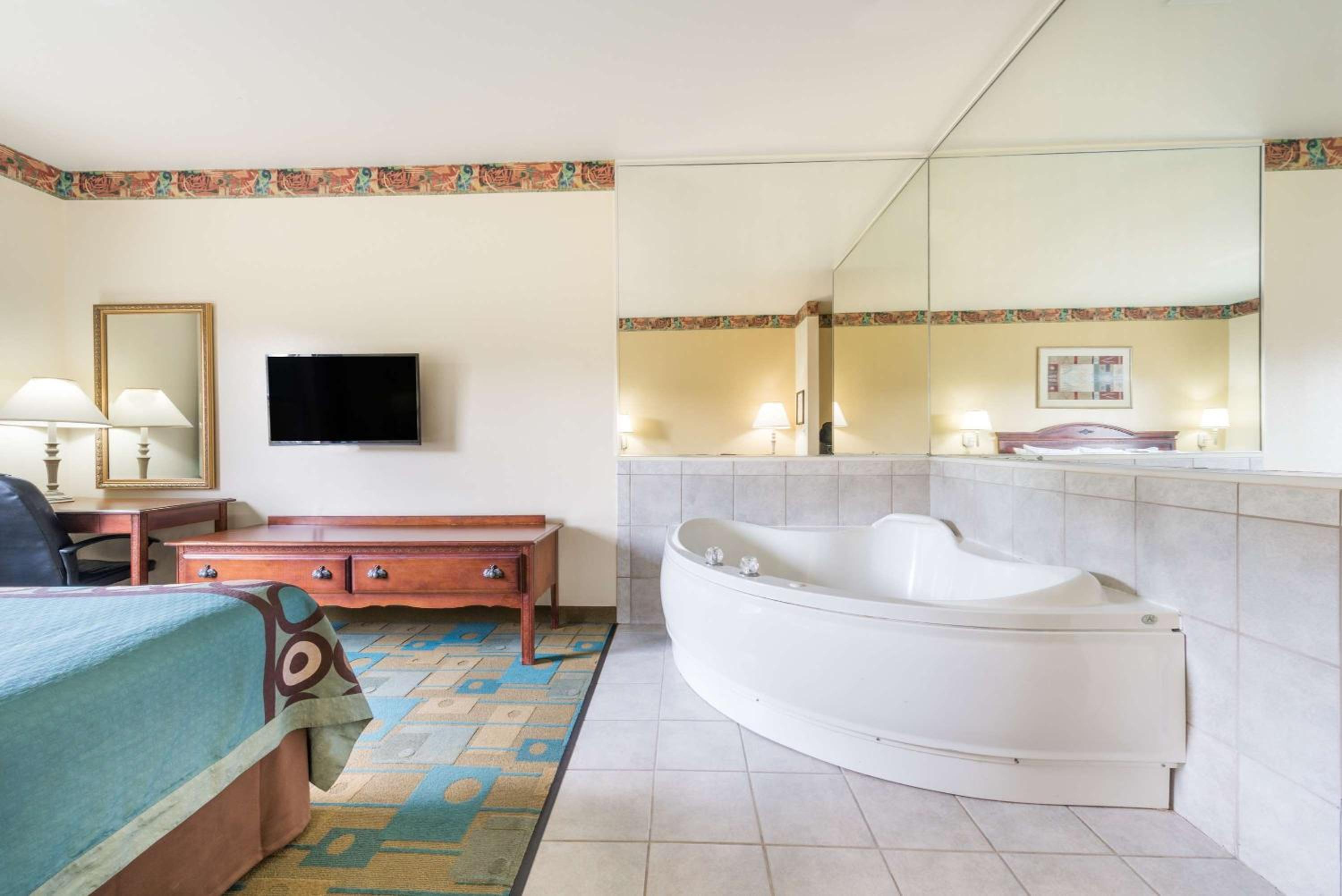 Deluxe King Room with Spa Bath- Non-Smoking - Photo 3