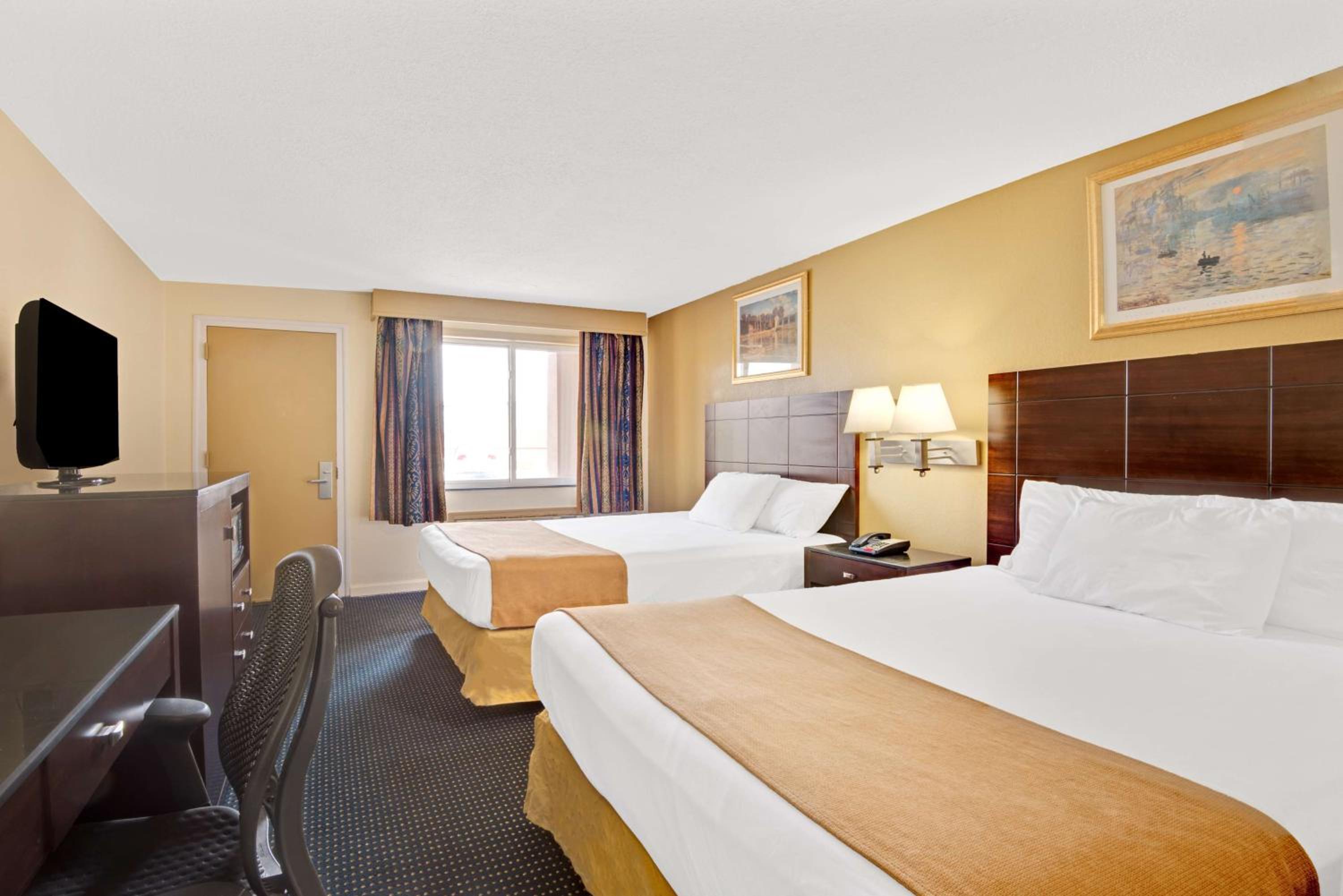 Queen Room with Two Queen Beds - Non-Smoking - Photo 1