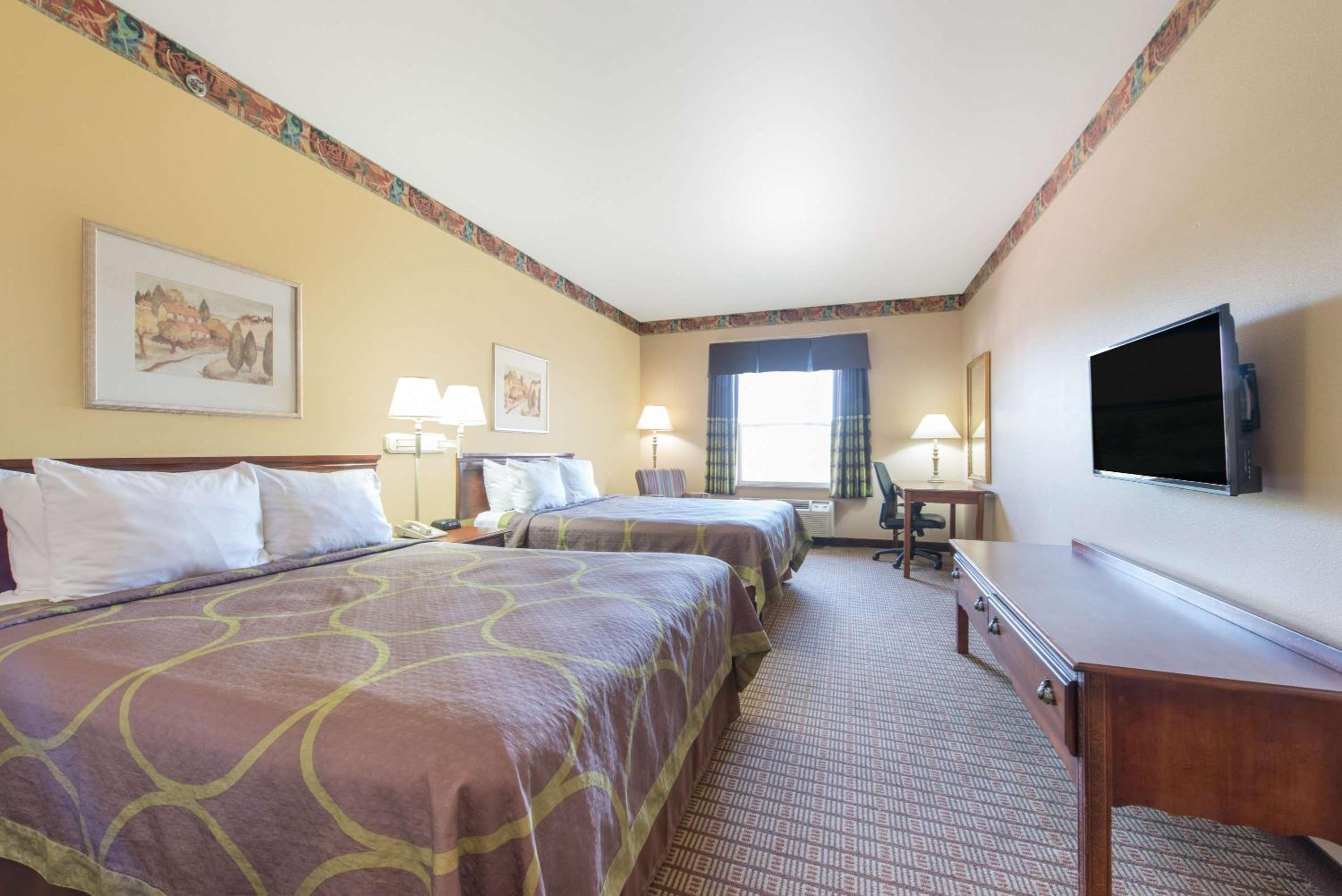 Queen Room with Two Queen Beds - Non-Smoking - Photo 1