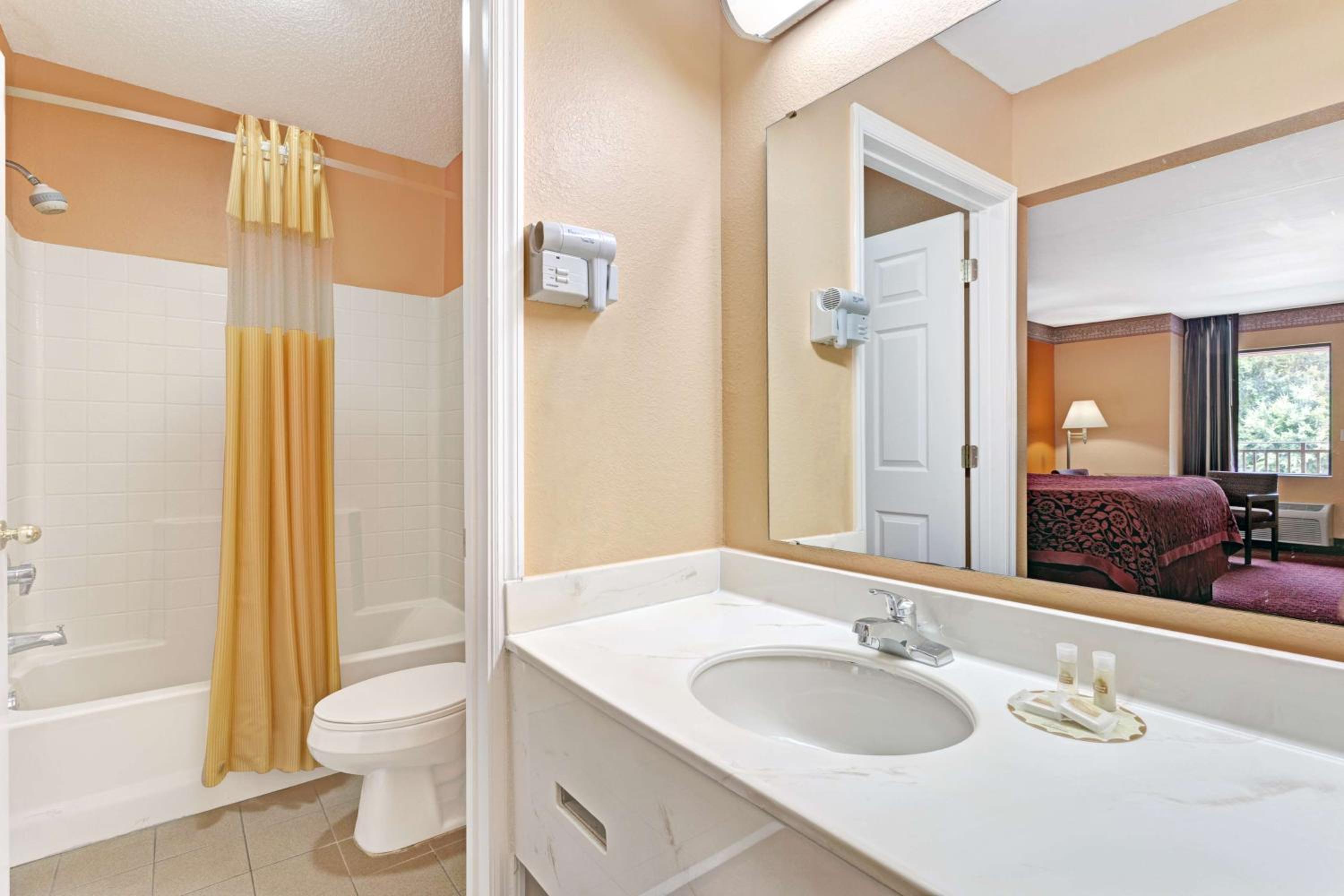 Double Room with Two Double Beds - Smoking - Photo 4