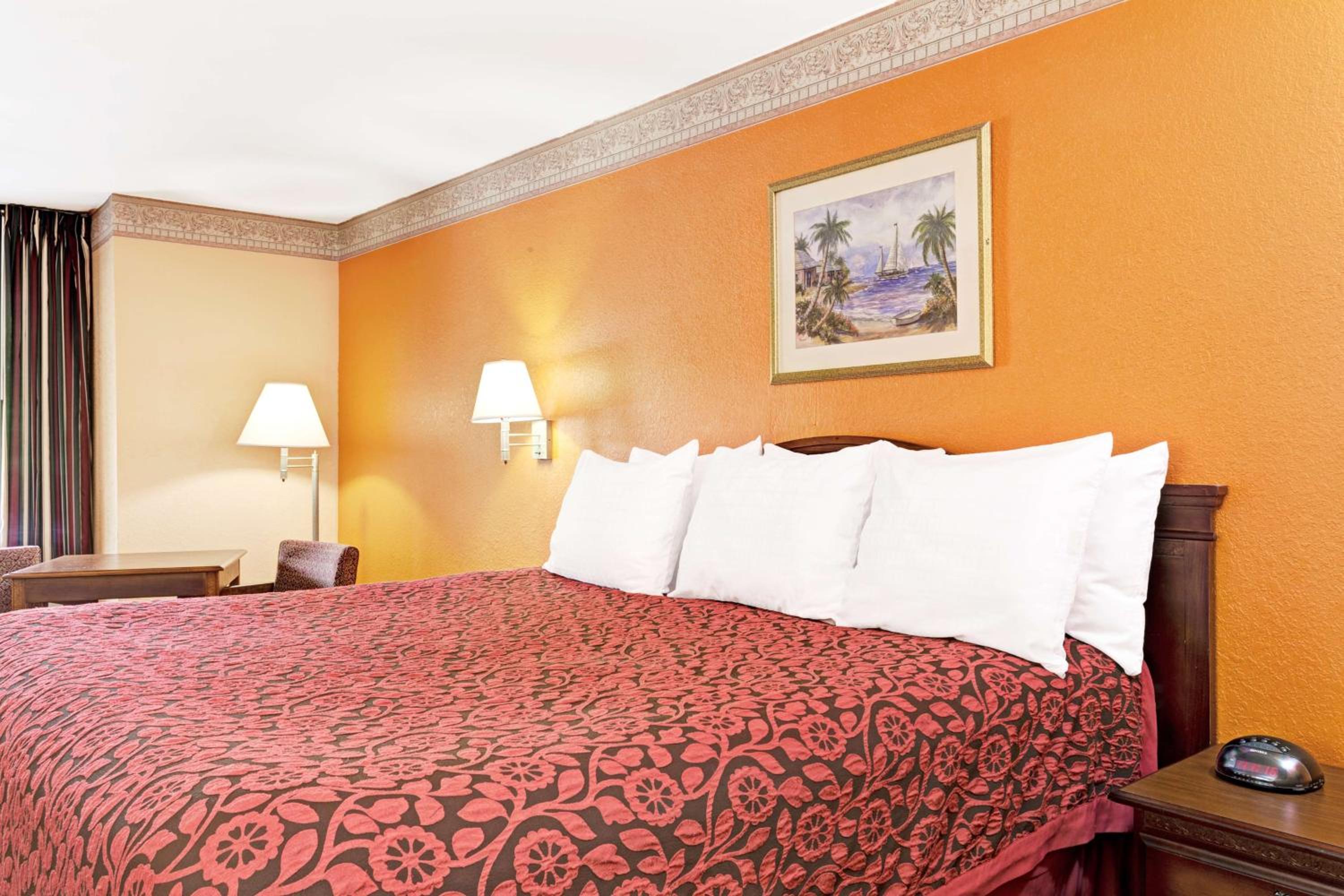 King Room - Non-Smoking - Photo 1