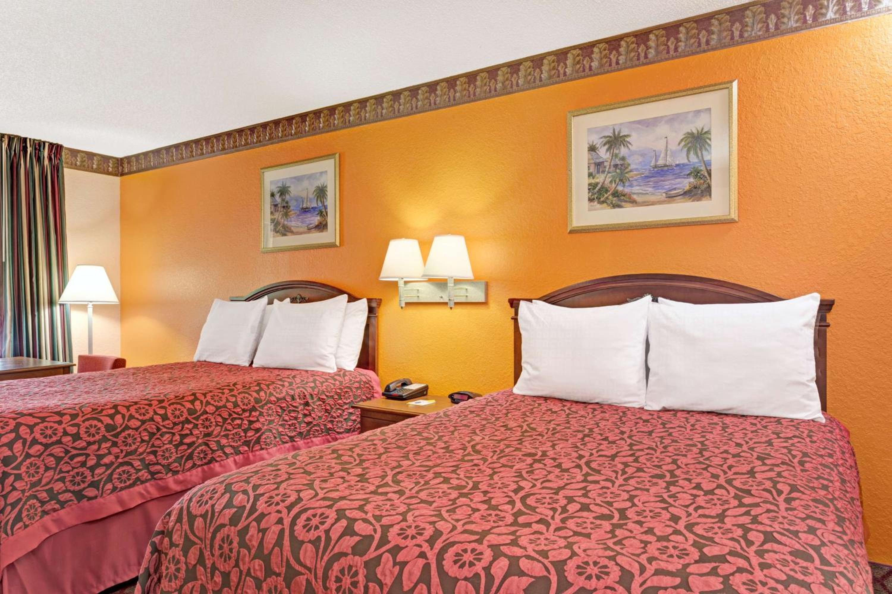 Double Room with Two Double Beds - Smoking - Photo 1