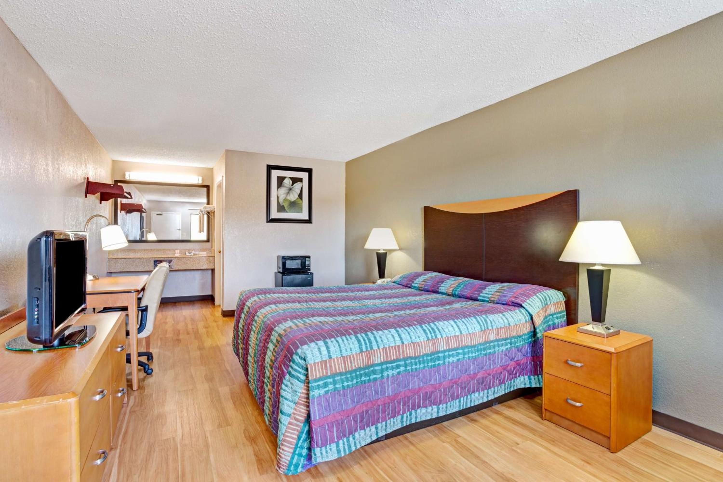 King Room - Non-Smoking - Photo 2