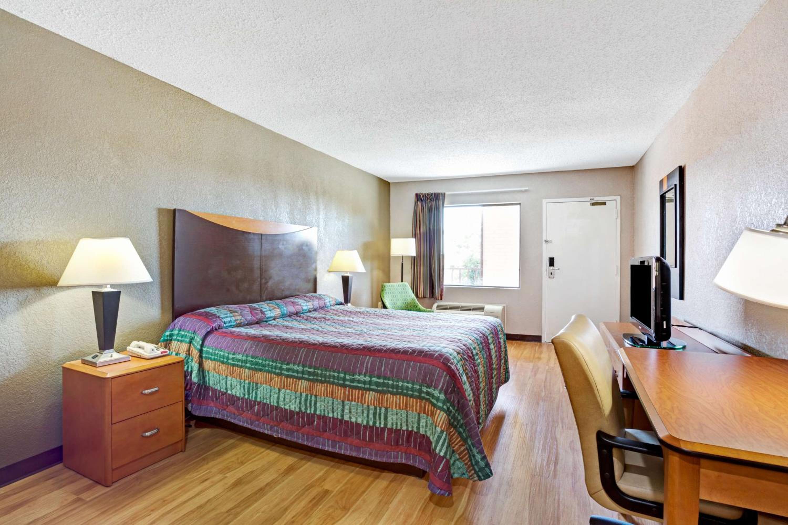 King Room - Non-Smoking - Photo 10