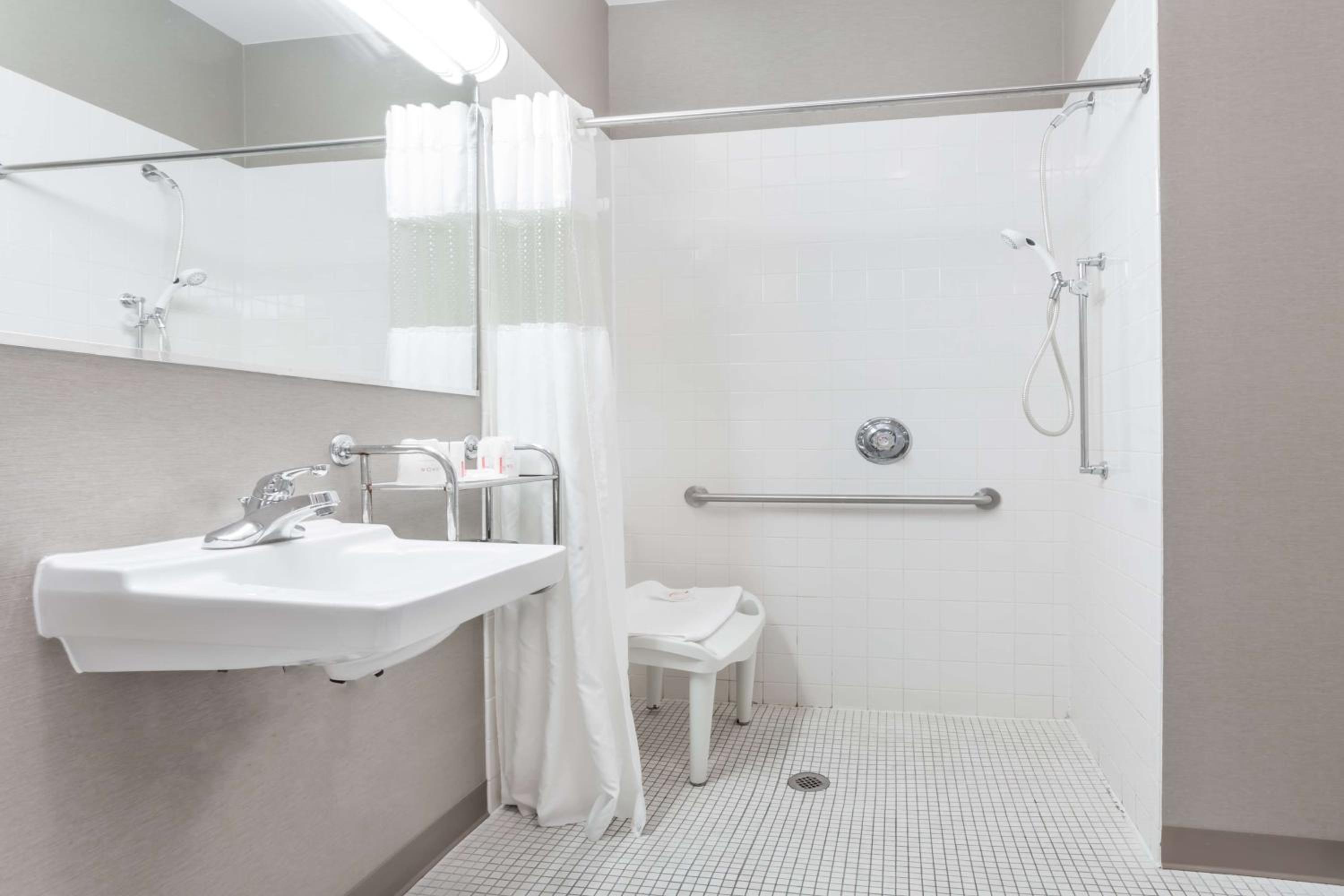 King Room - Disability Access - Non-Smoking - Photo 2