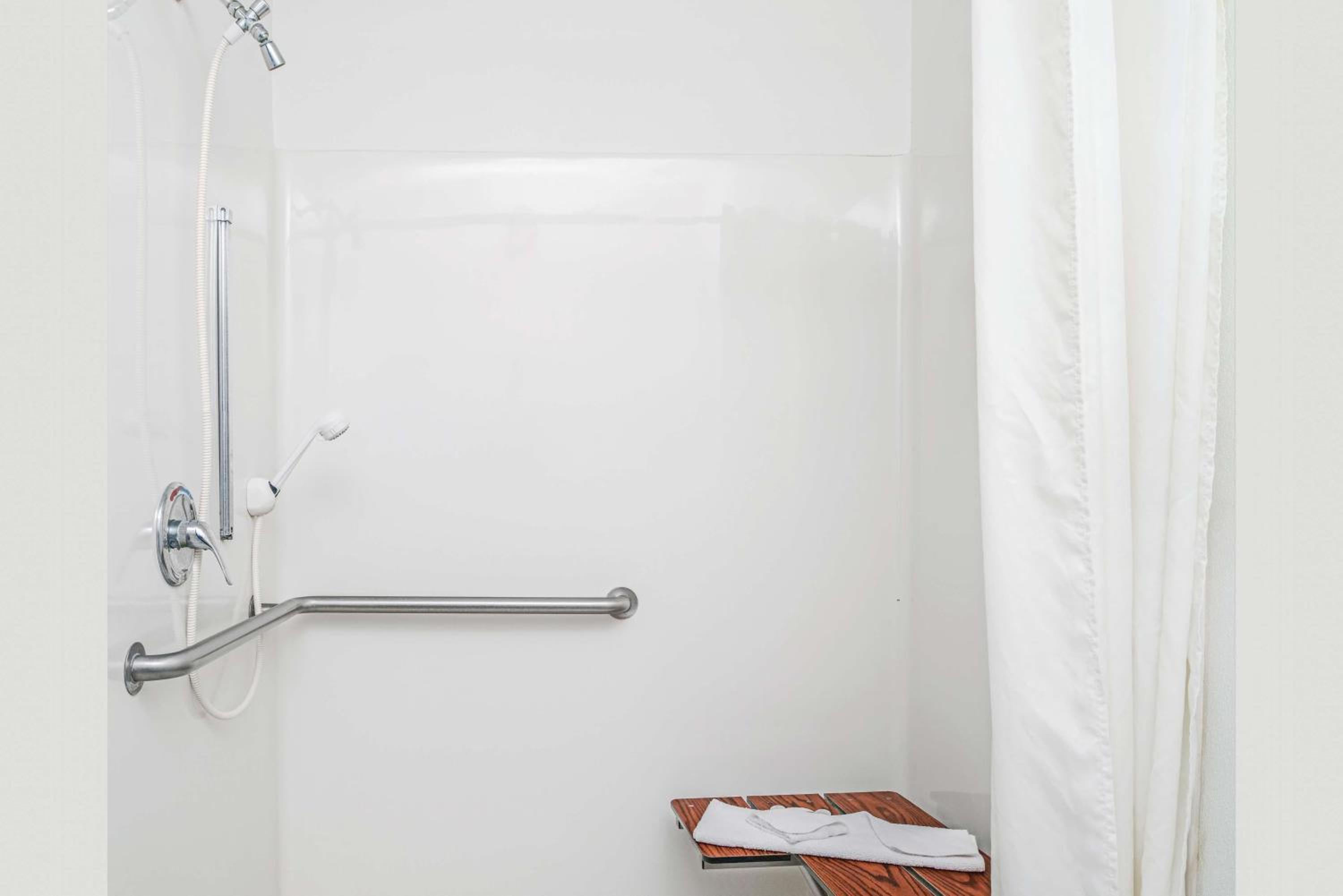 Queen Room - Disability Access - Non-Smoking - Photo 2