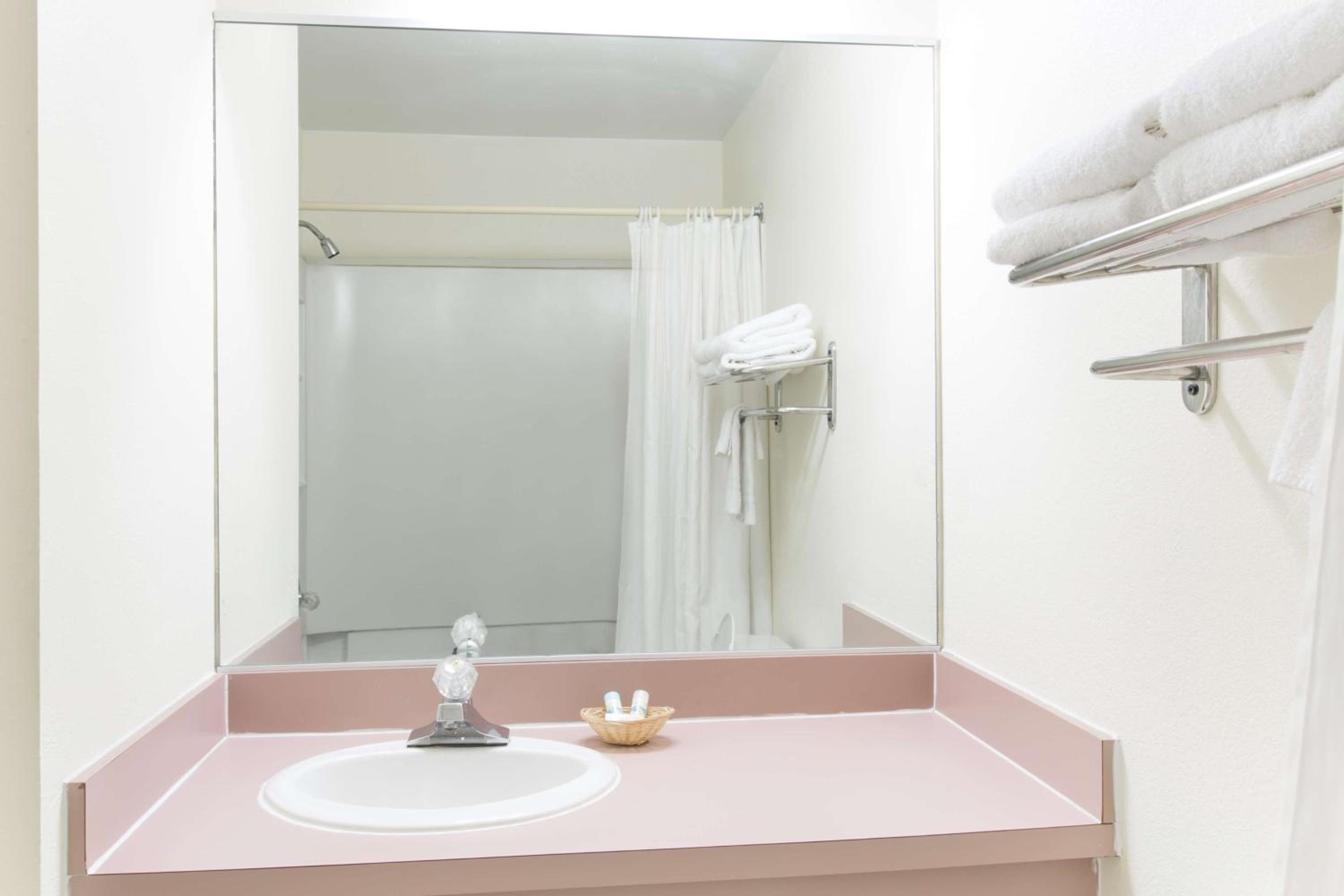 Deluxe King Suite - Photo 4