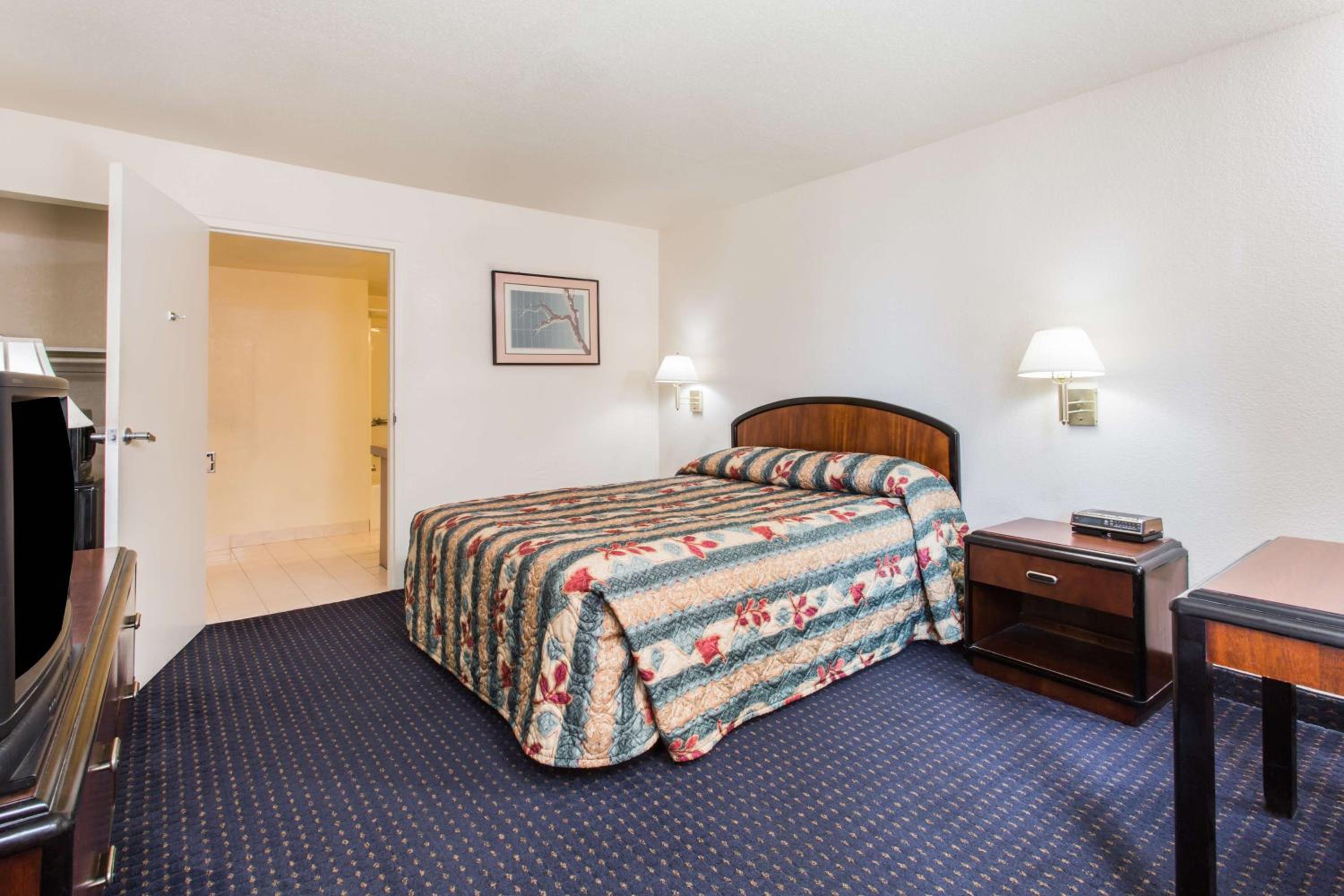 Queen Room - Non-Smoking - Photo 1