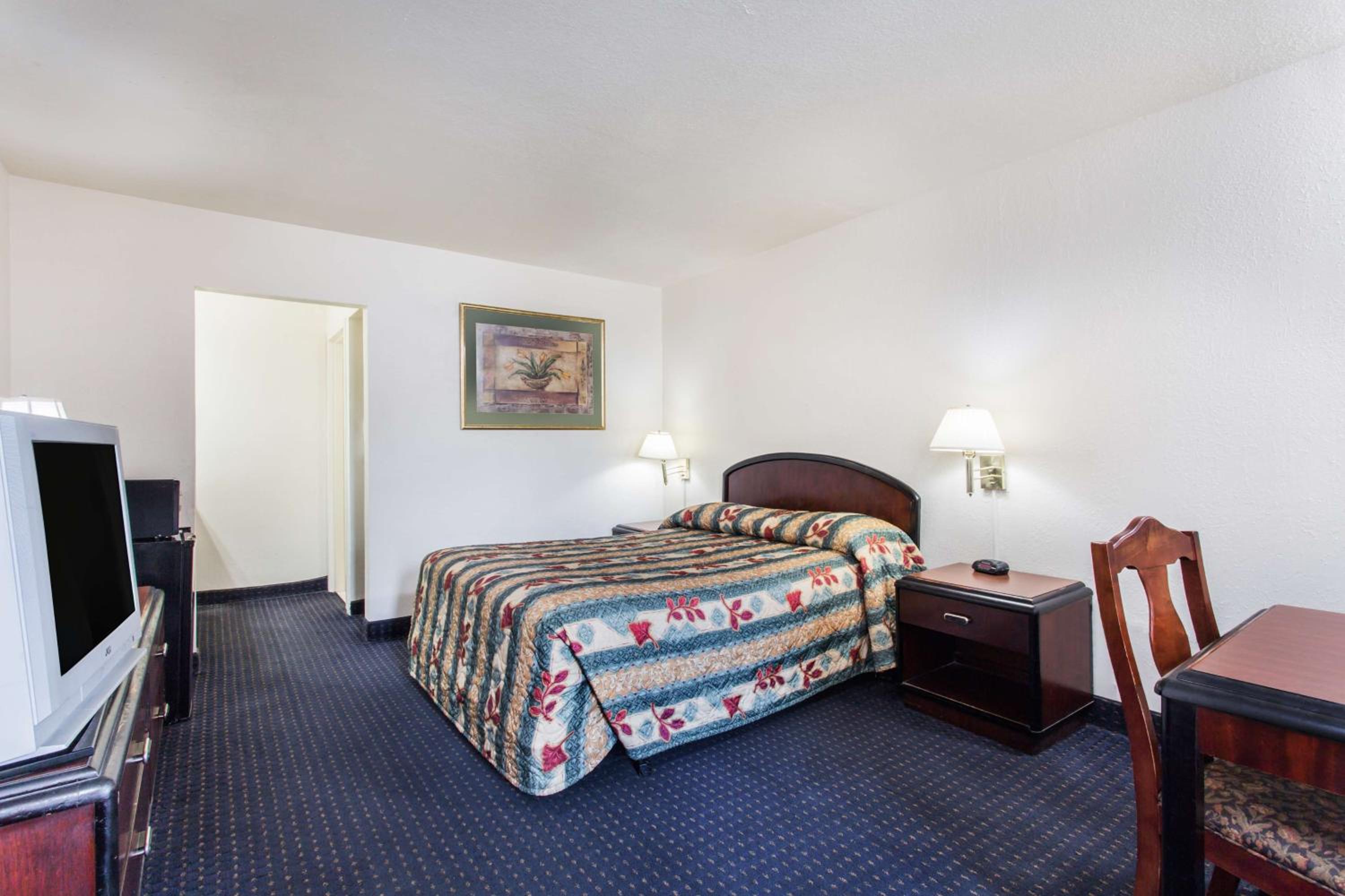 Queen Room - Non-Smoking - Photo 3