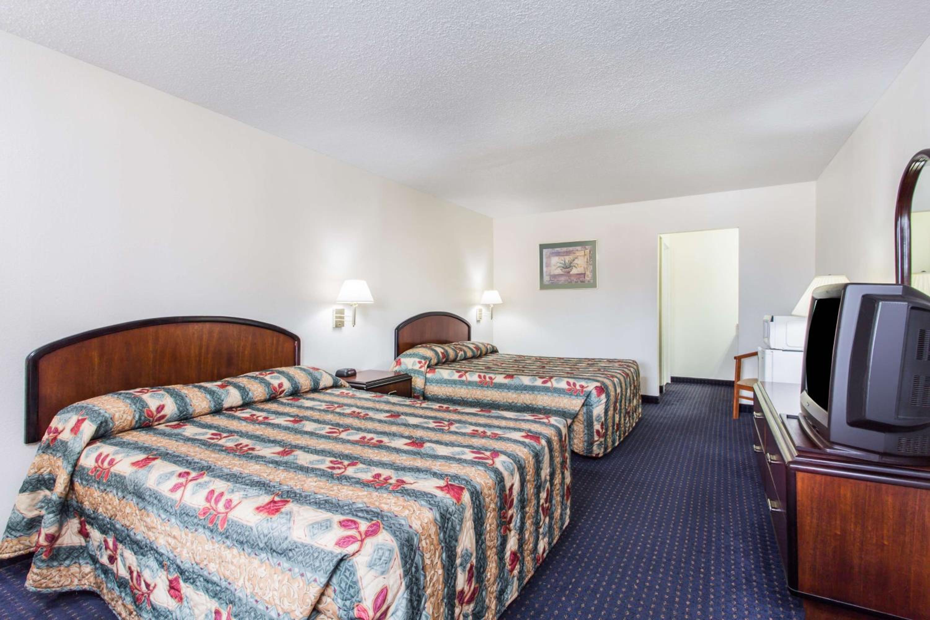 Queen Room with Two Queen Beds - Non-Smoking - Photo 4
