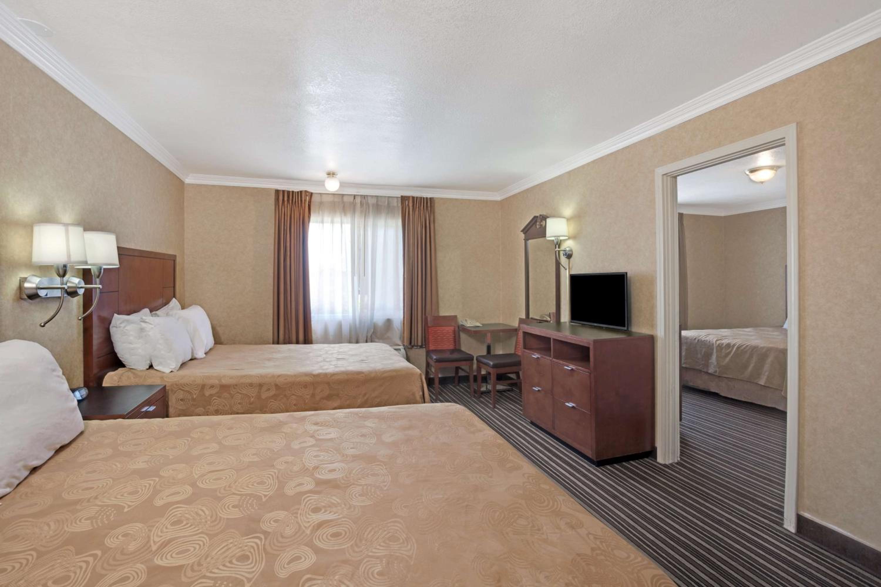 Queen Suite with Three Queen Beds - Non-Smoking - Photo 4
