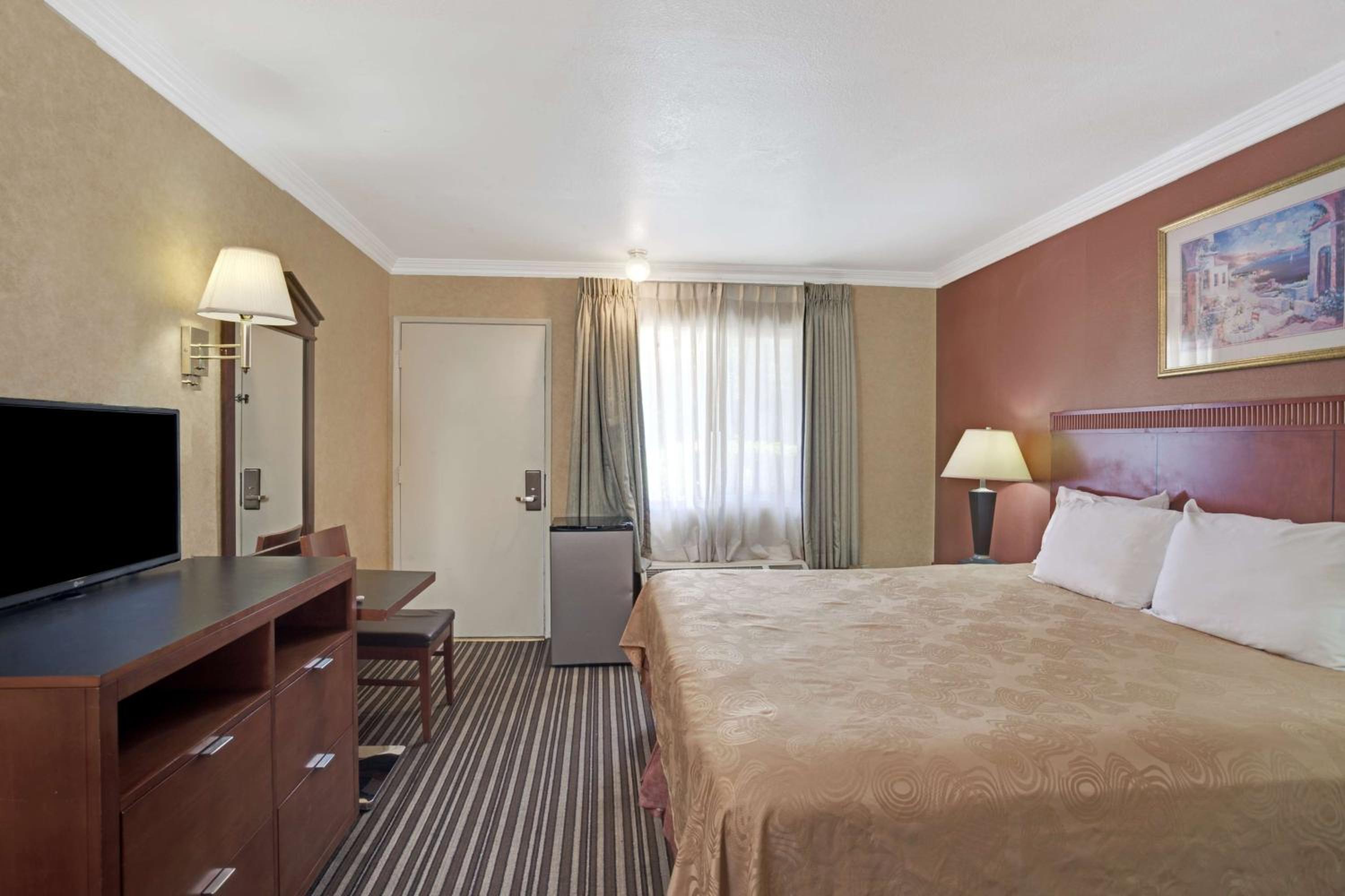 Queen Room - Non-Smoking - Photo 3