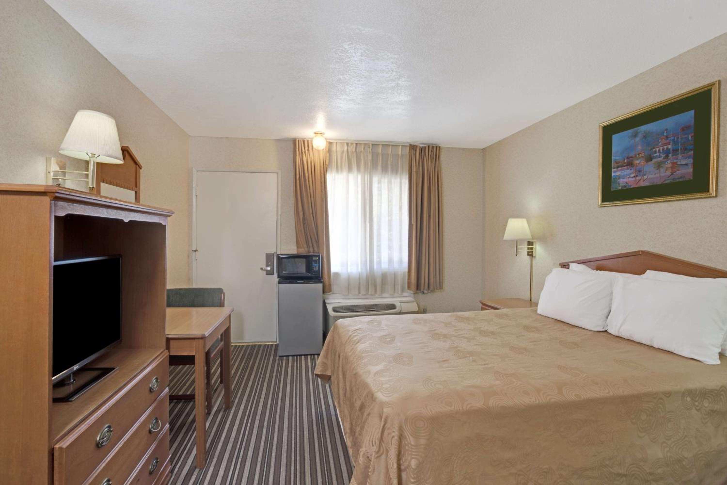 Queen Room - Non-Smoking - Photo 1
