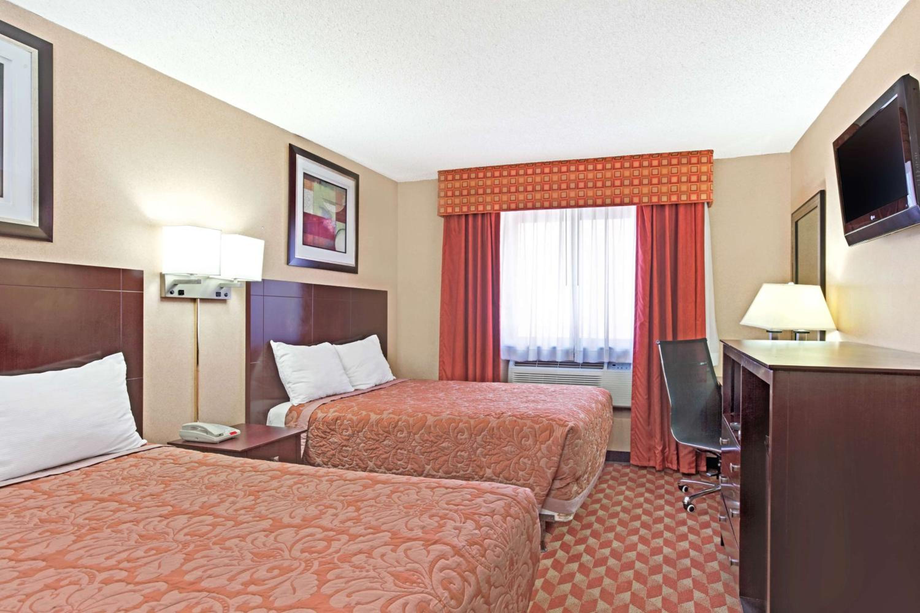 Queen Room with Two Queen Beds - Non-Smoking - Photo 4