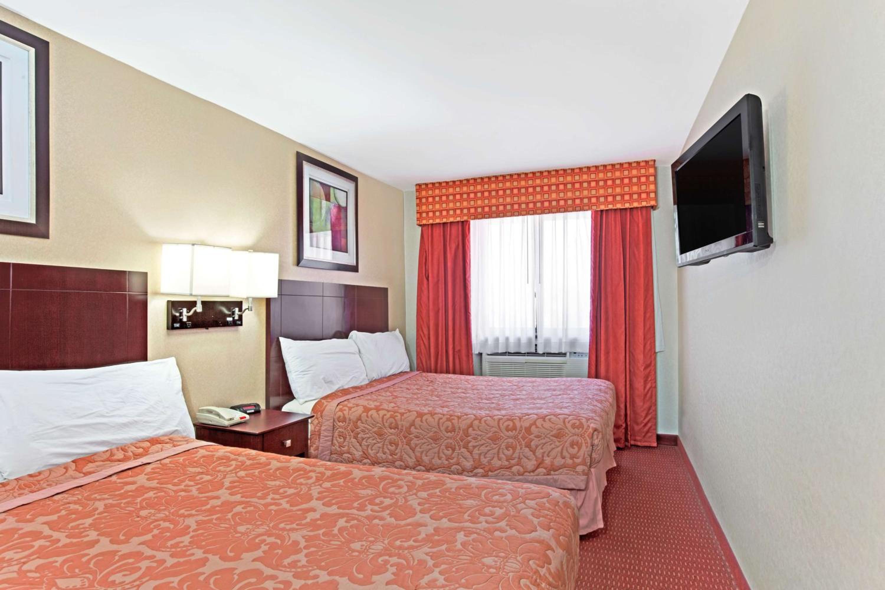 Queen Room with Two Queen Beds - Non-Smoking - Photo 2