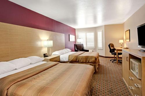 Queen Room with Two Queen Beds - Non-Smoking photo 1