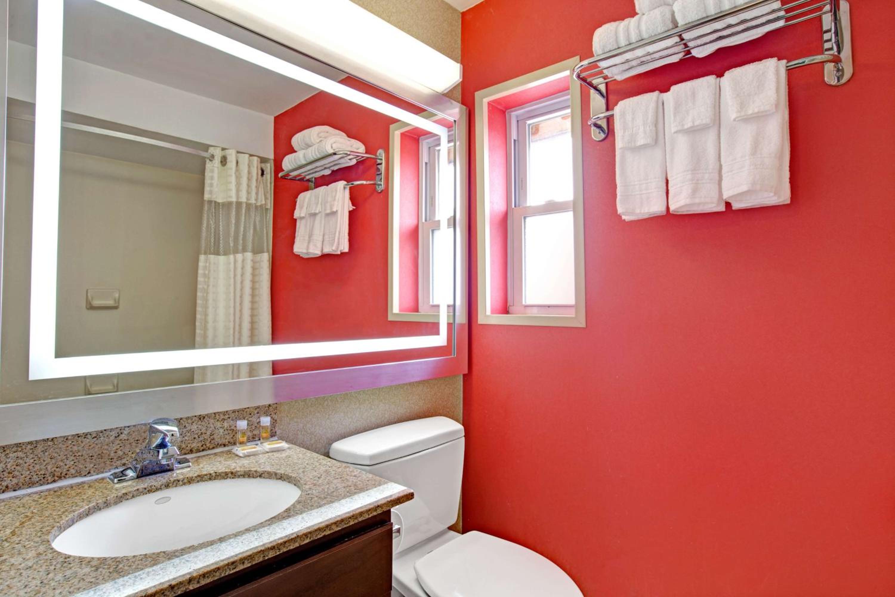 Queen Room - Non-Smoking - Photo 2