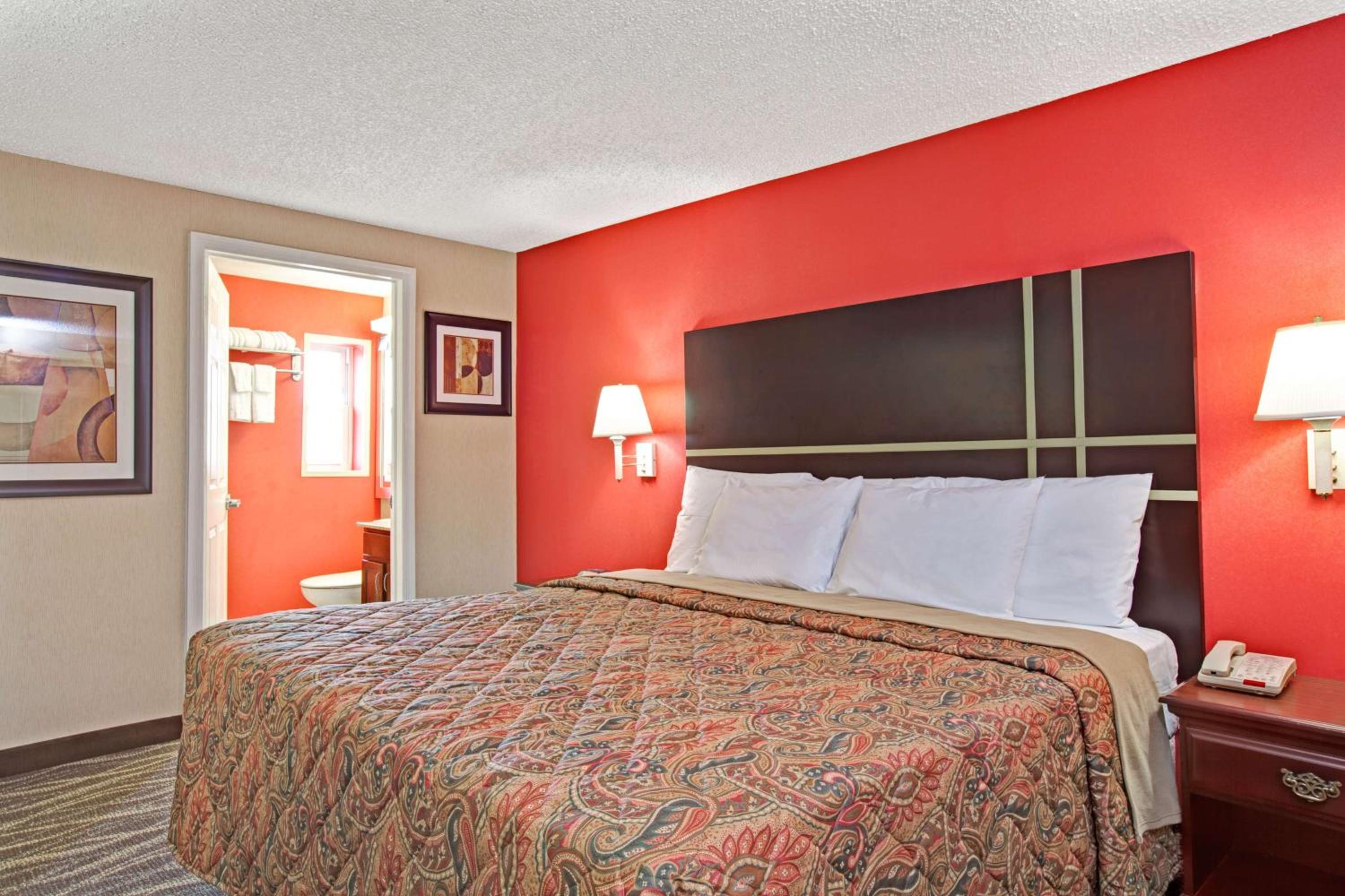 Deluxe King Room - Non-Smoking - Photo 1