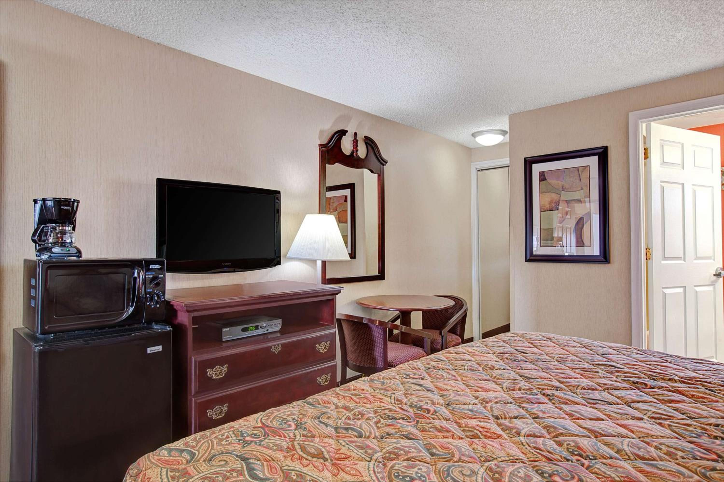 Deluxe King Room - Non-Smoking - Photo 2